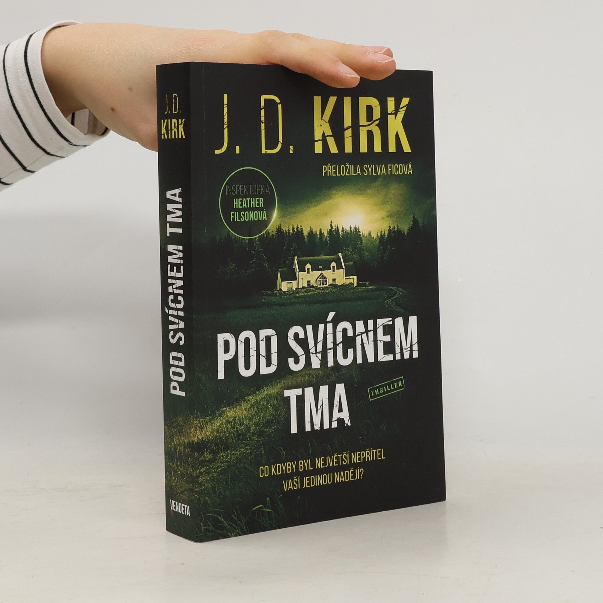 Barry Hutchison Pod svícnem tma