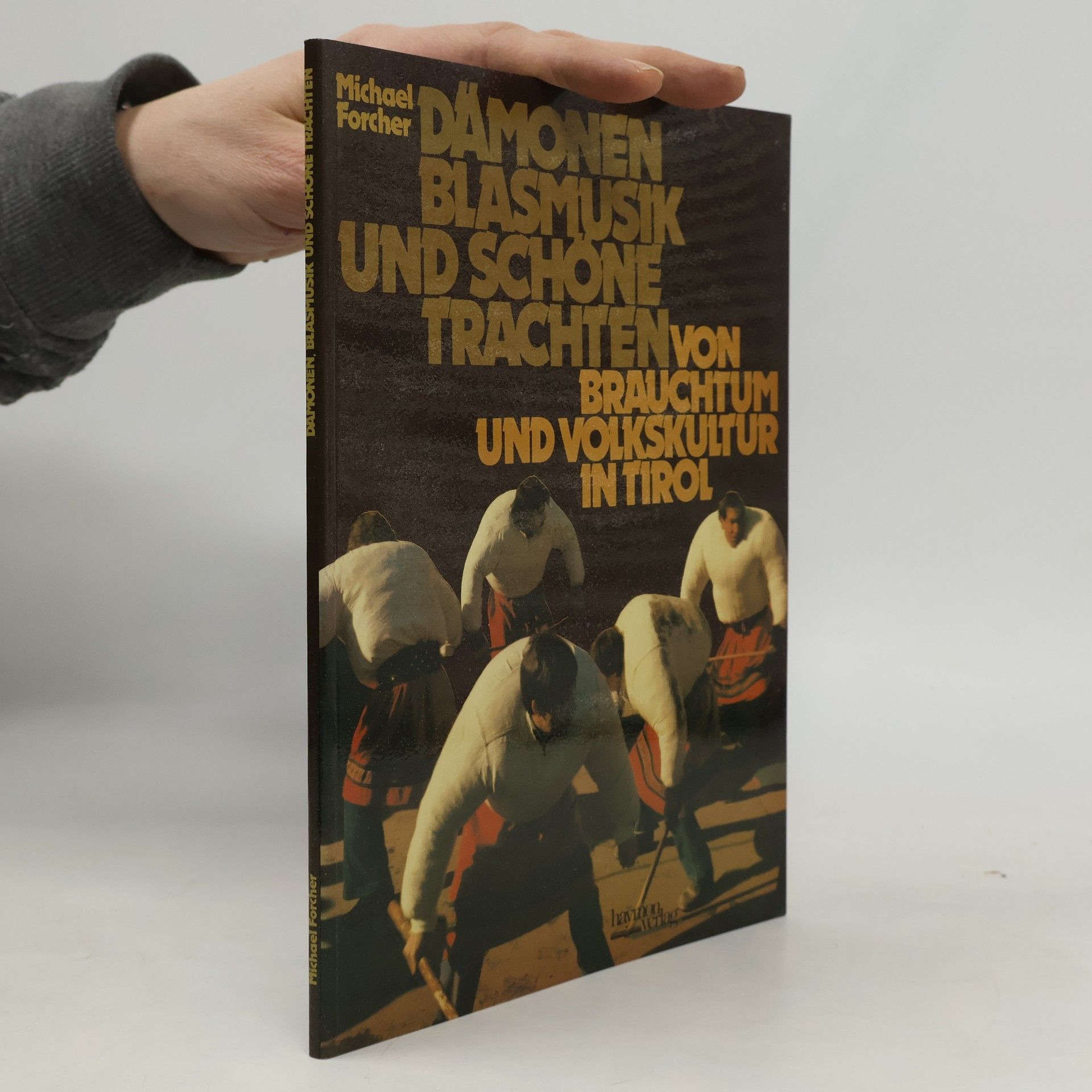 Michael Forcher Dämonen, Blasmusik und schöne Trachten