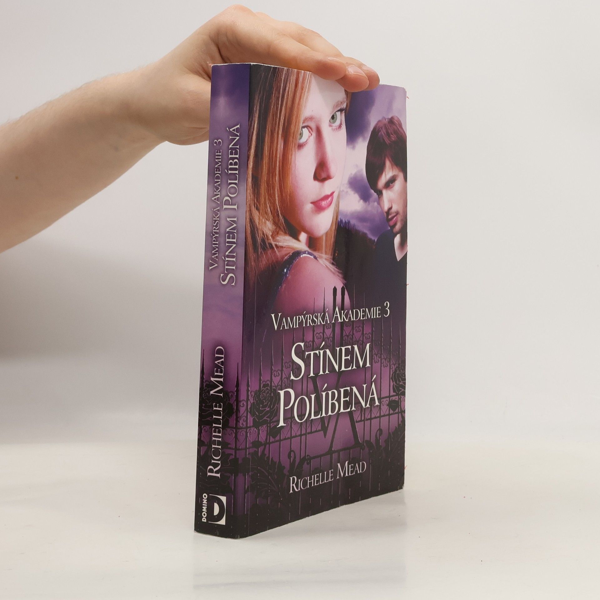Richelle Mead Vampýrská akademie 3: Stínem políbená.
