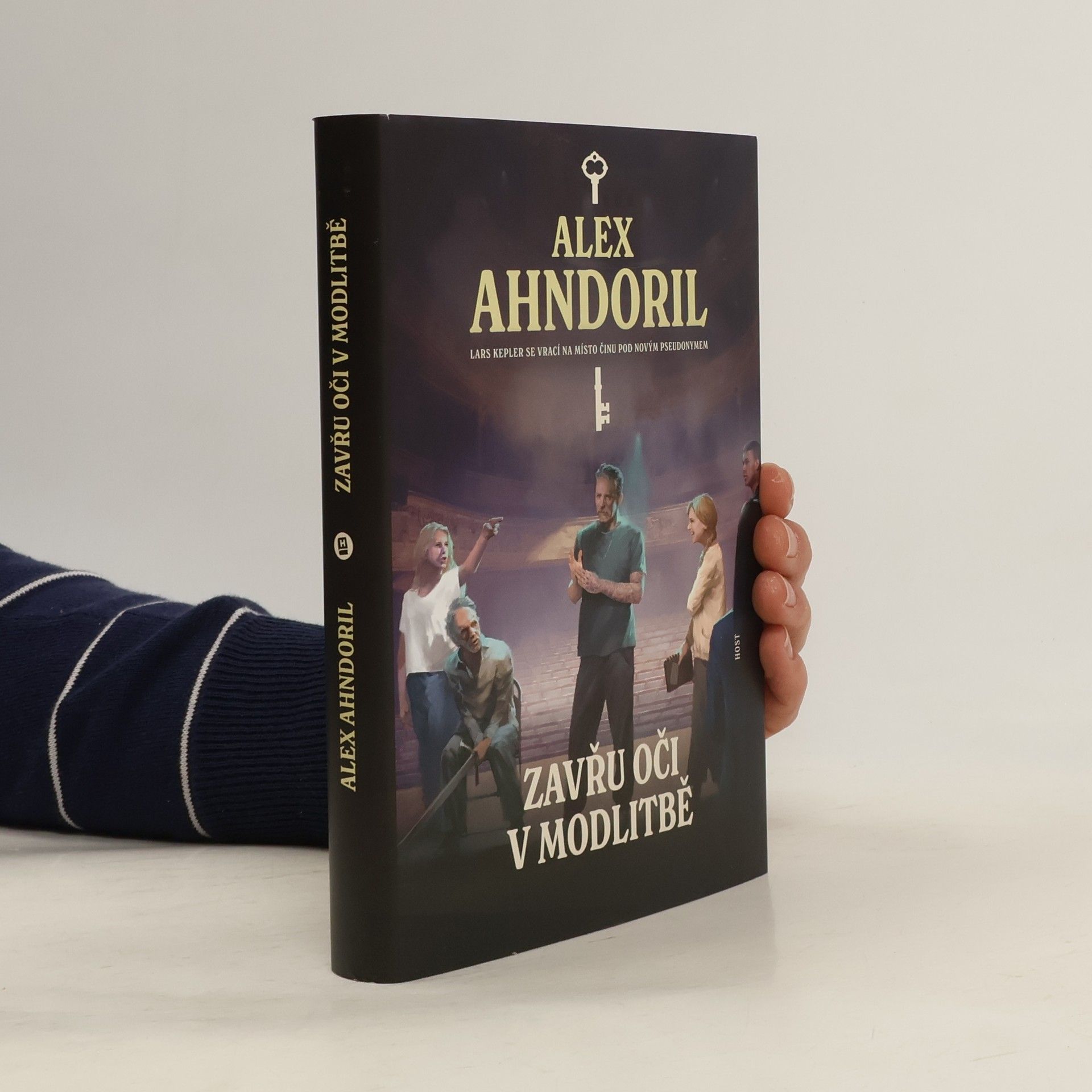 Lars Kepler Zavřu oči v modlitbě