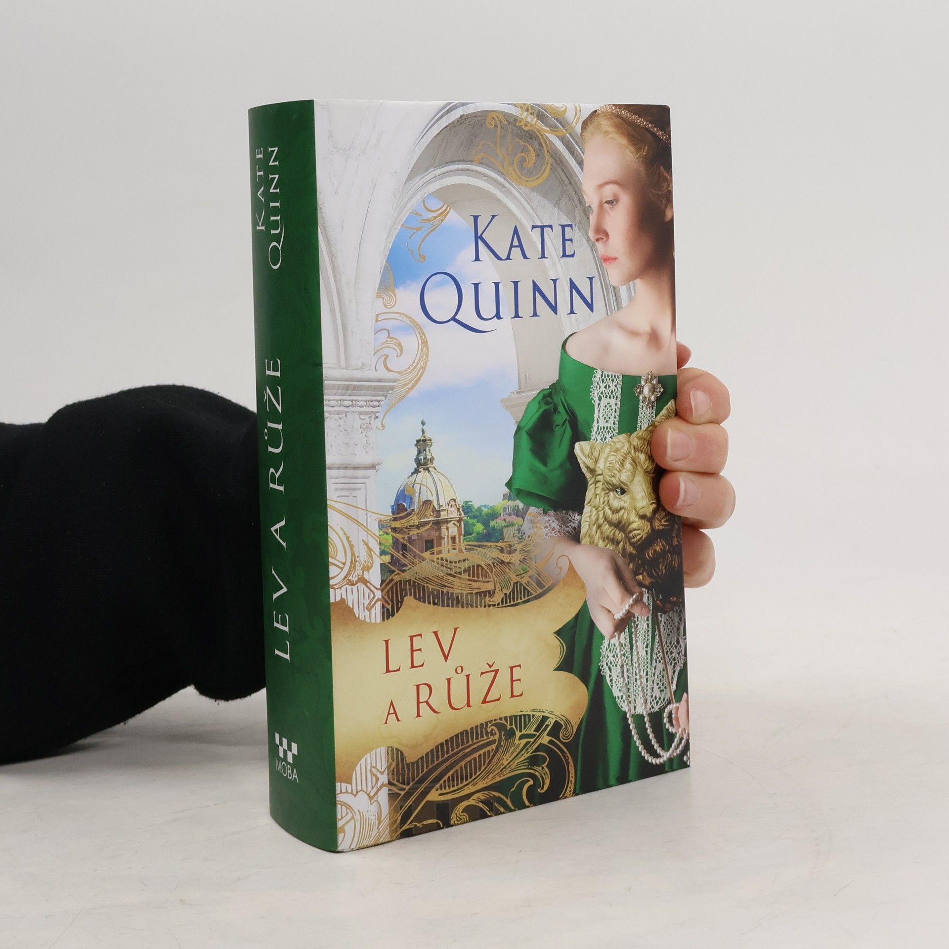 Kate Quinn Lev a růže