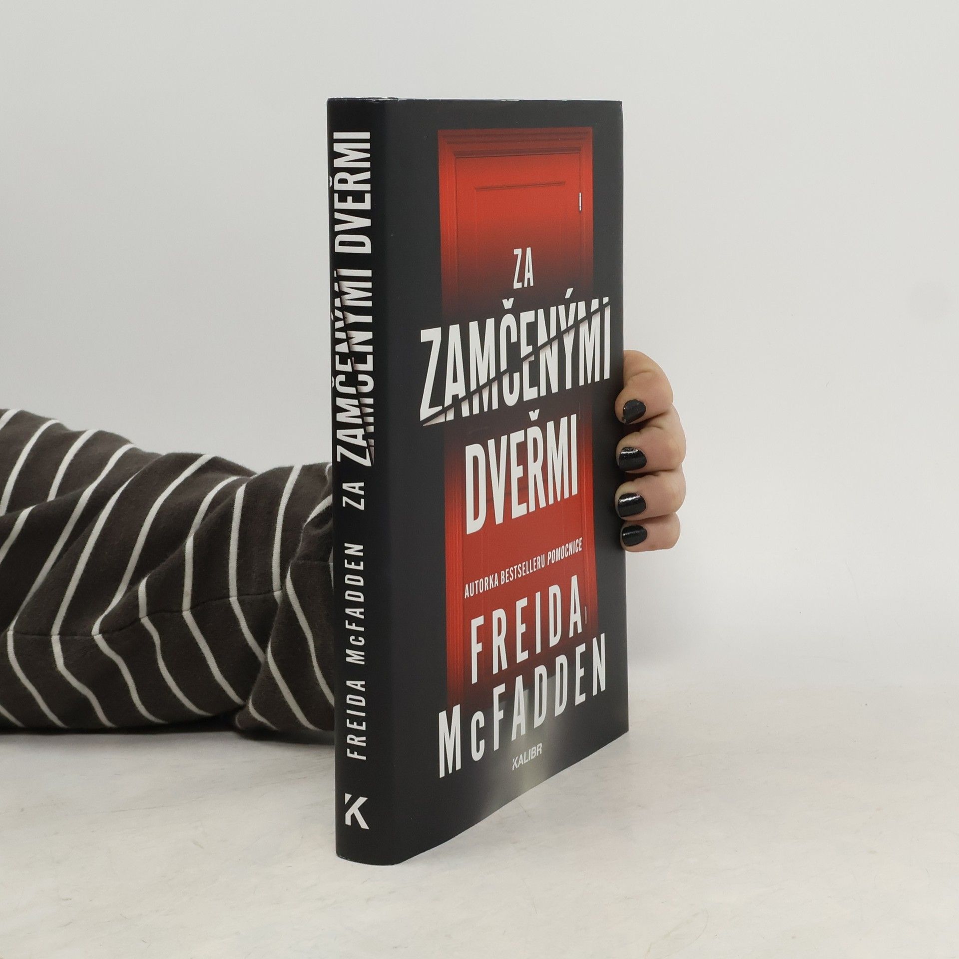 Za zamčenými dveřmi