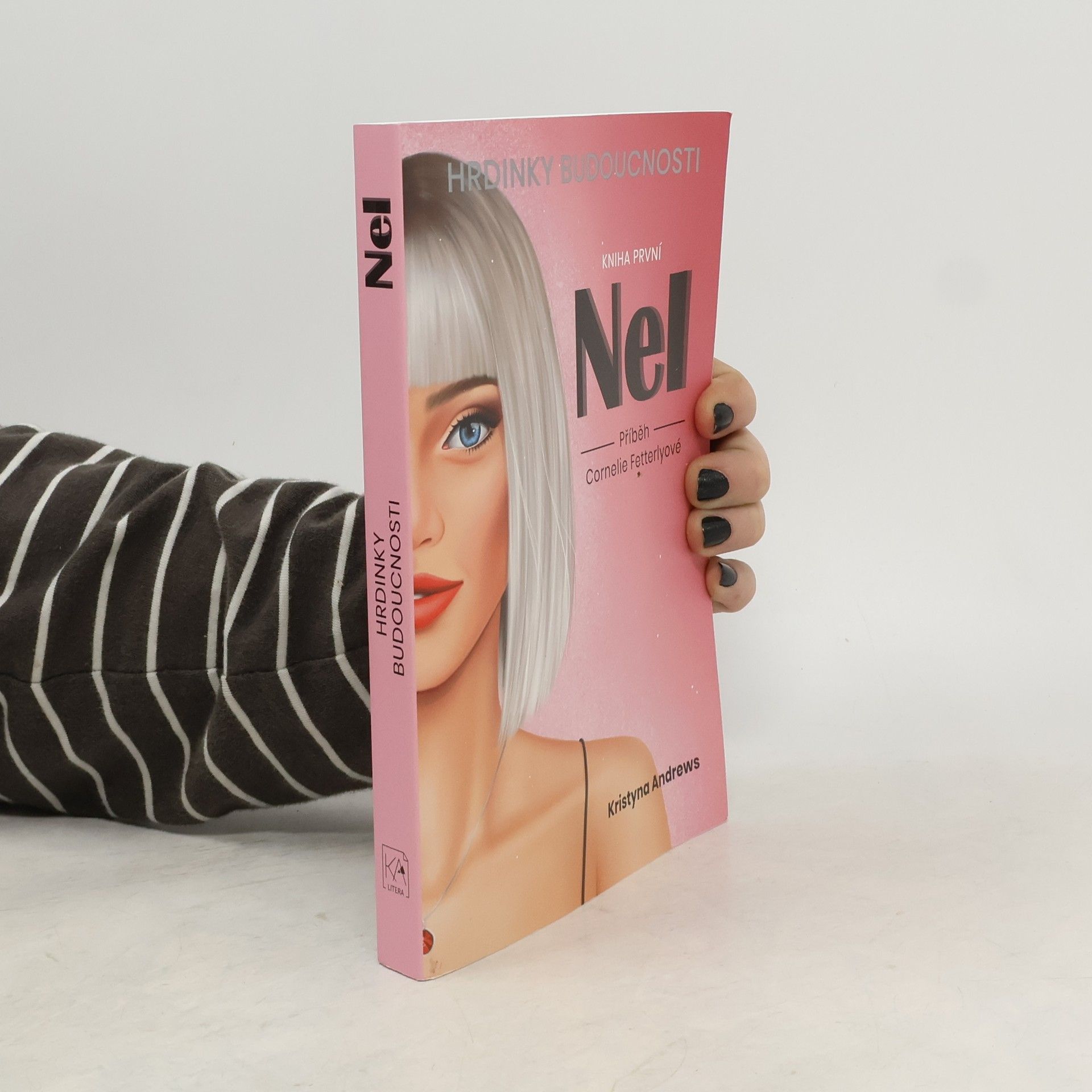 Kristyna Andrews Hrdinky budoucnosti 1. Nel: příběh Cornelie Fetterlyové