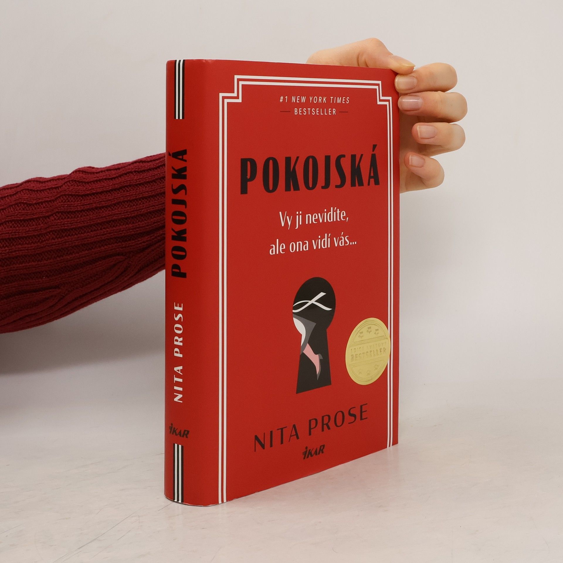 Nita Prose Pokojská: vy ji nevidíte, ale ona vidí vás...