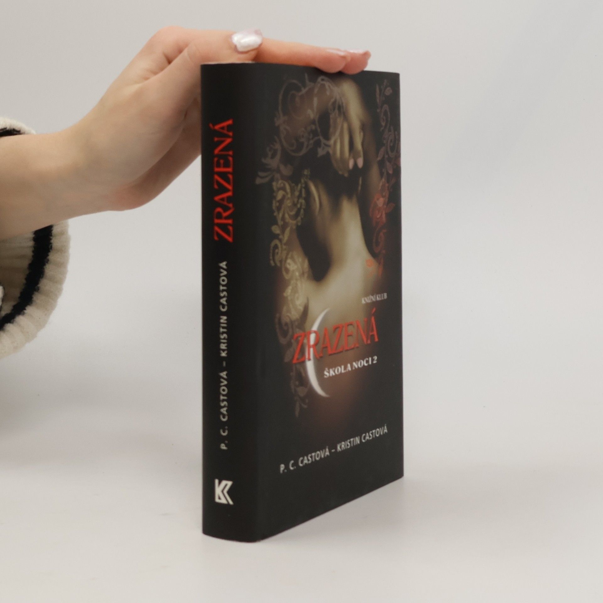 Phyllis Christine Cast Škola noci. 2, Zrazená