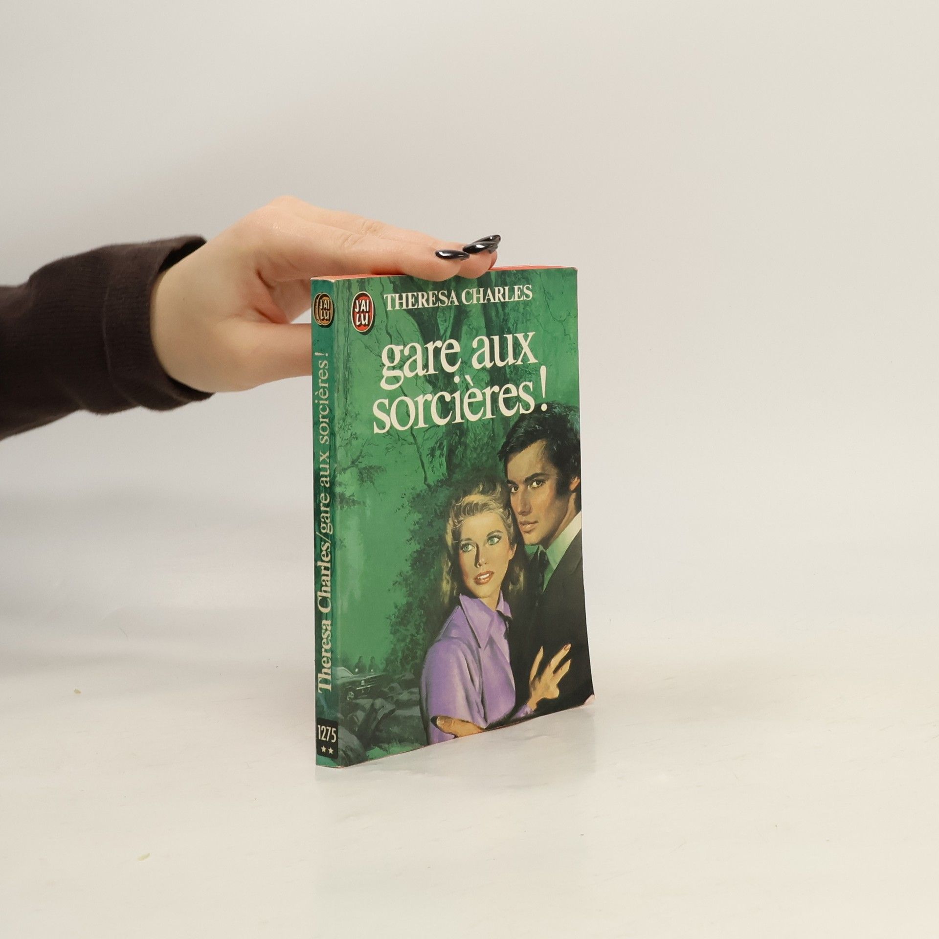 Theresa Charles Gare aux sorcières !