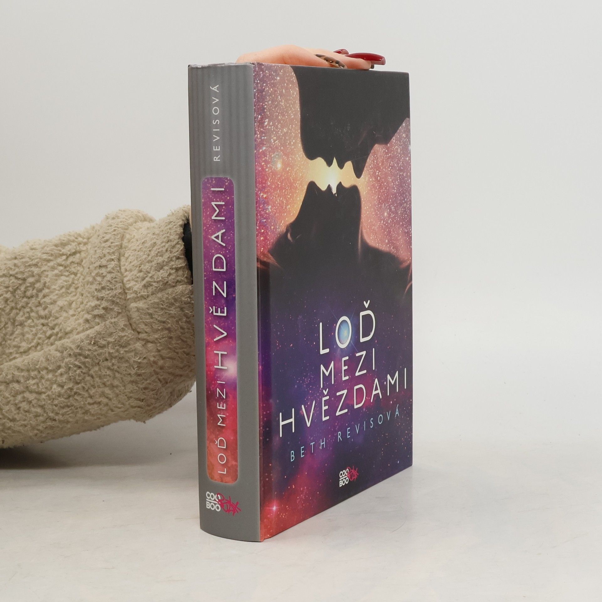 Beth Revis Loď mezi hvězdami