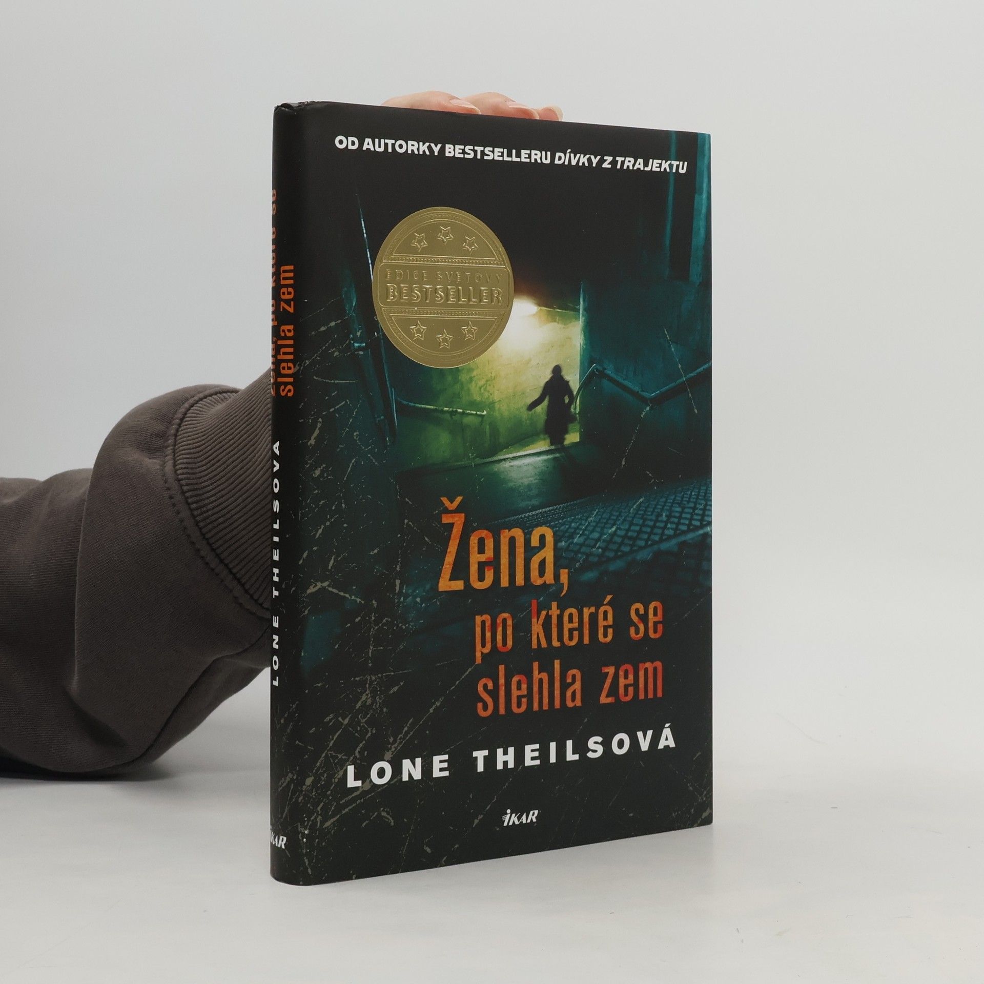 Lone Theils Žena, po které se slehla zem