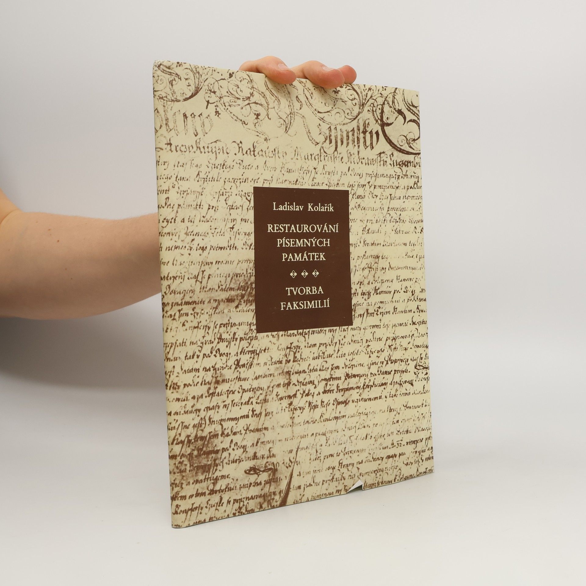 Ladislav Kolařík Restaurování písemných památek a tvorba faksimilií