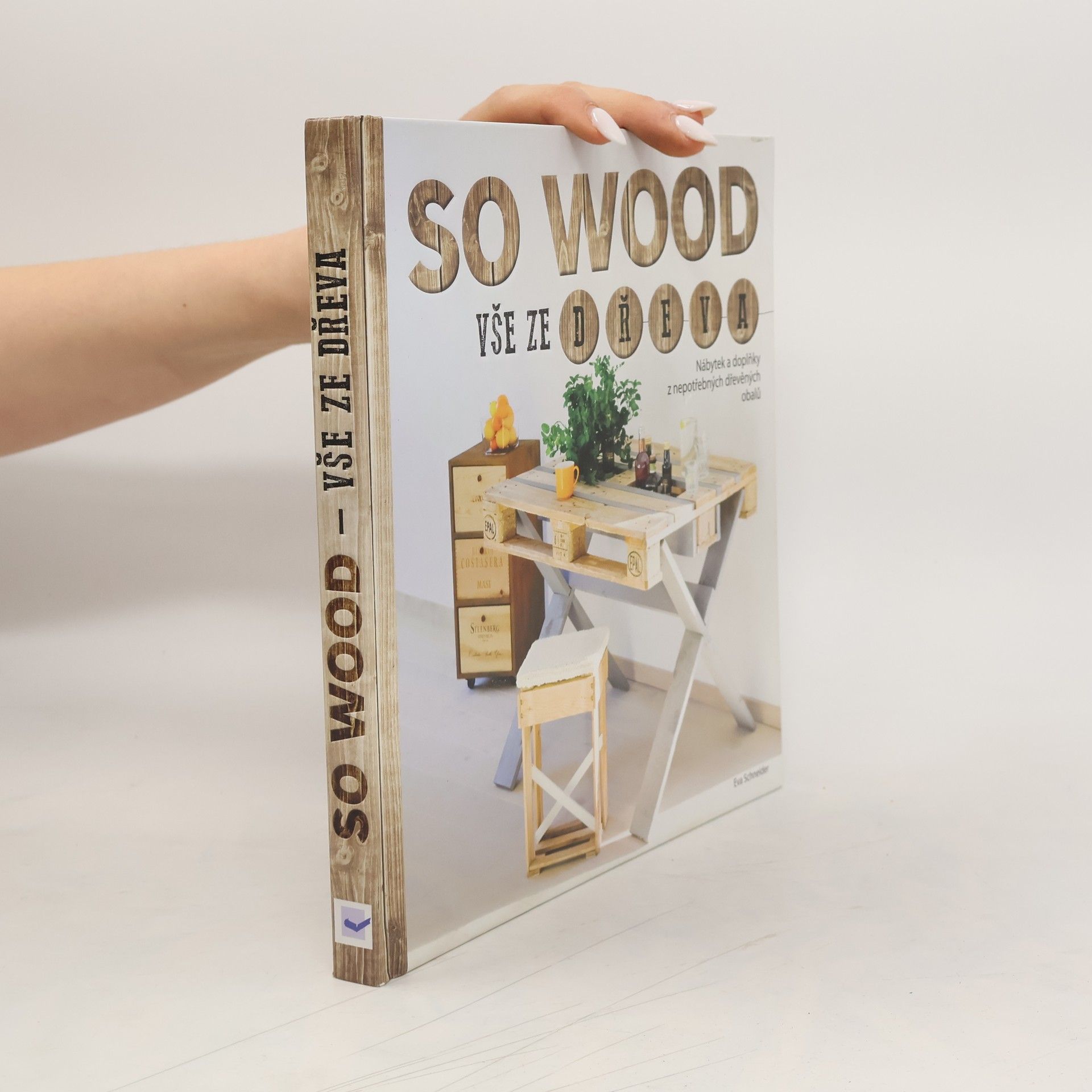 Eva Schneiderová So wood: Vše ze dřeva: Nábytek a doplňky z nepotřebných dřevěných obalů