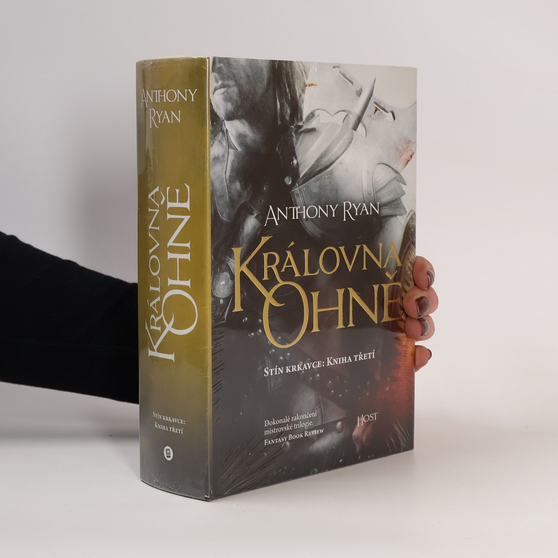 Anthony Ryan Královna ohně : stín krkavce. Kniha třetí