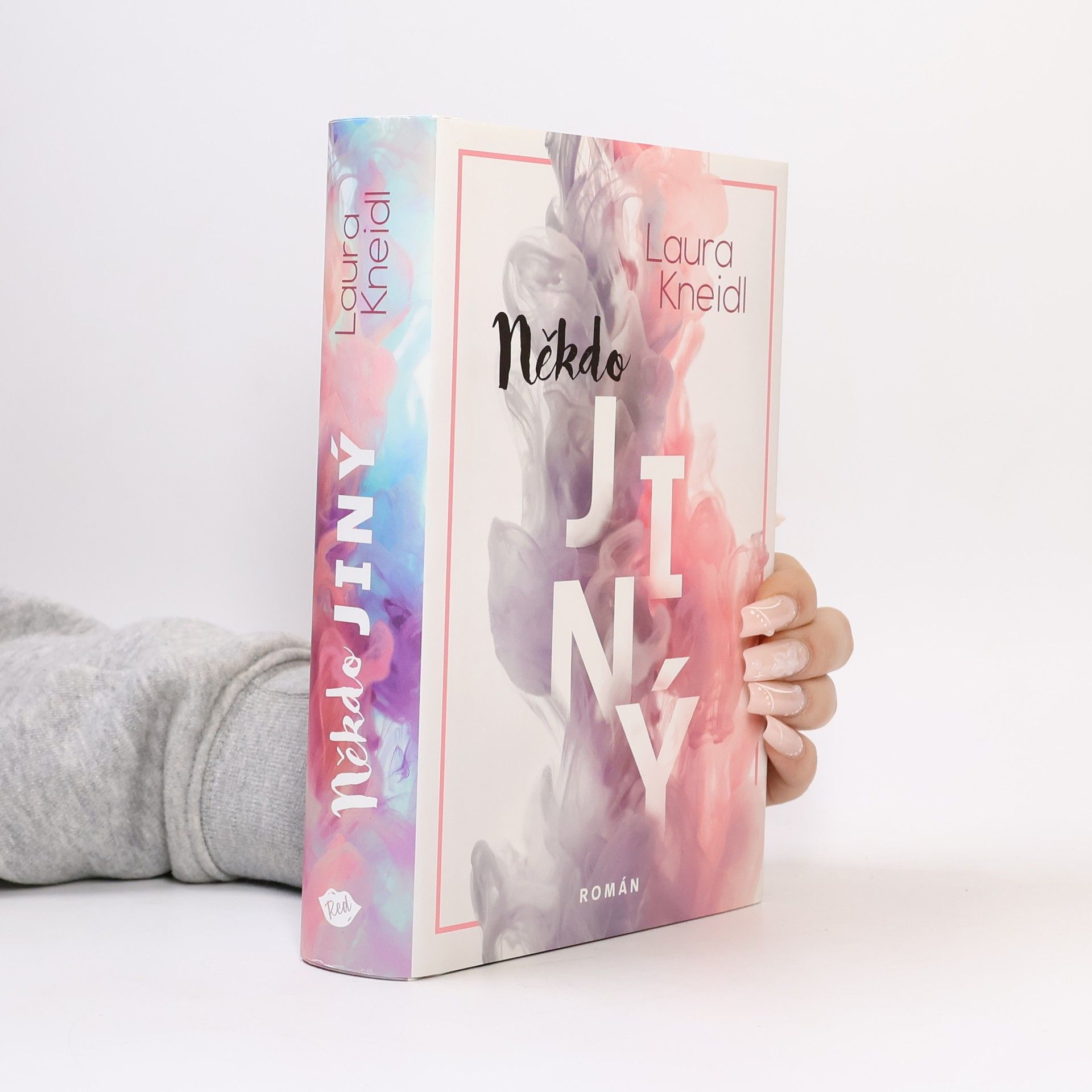 Laura Kneidl Někdo jiný