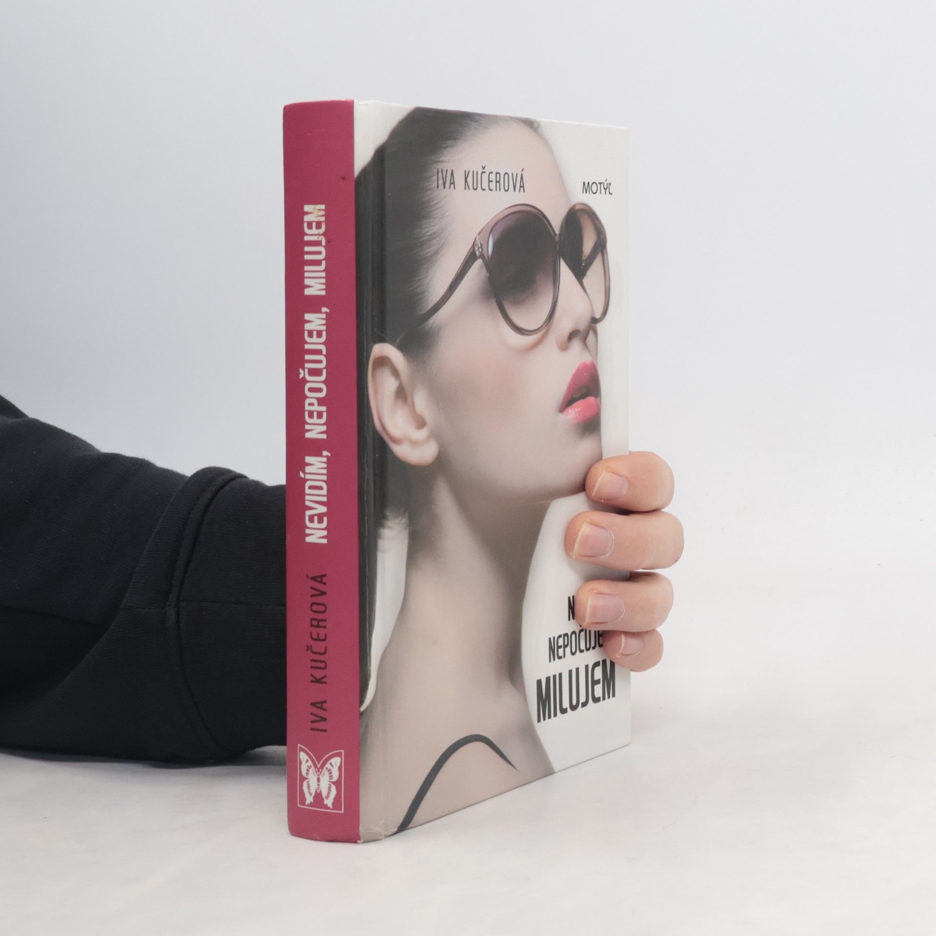Iva Kučerová Nevidím, nepočujem, milujem