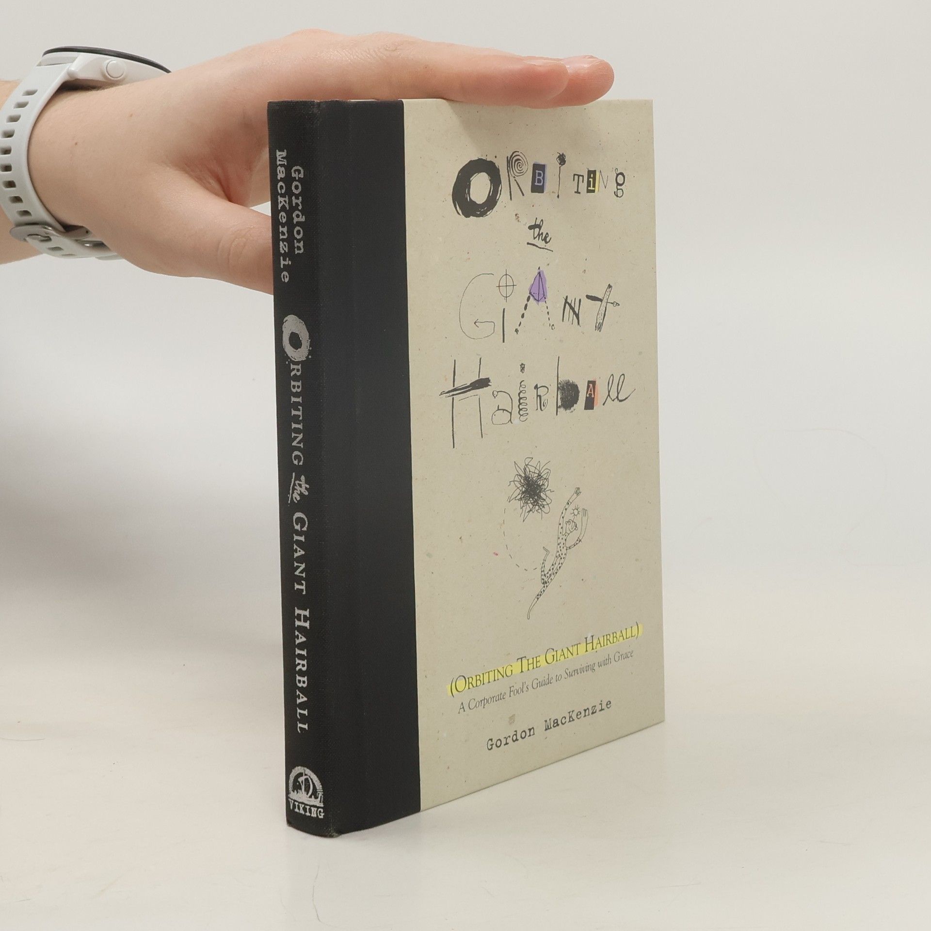 Gordon MacKenzie Orbiting the giant hairball : a corporate fool's guide to surviving with grace