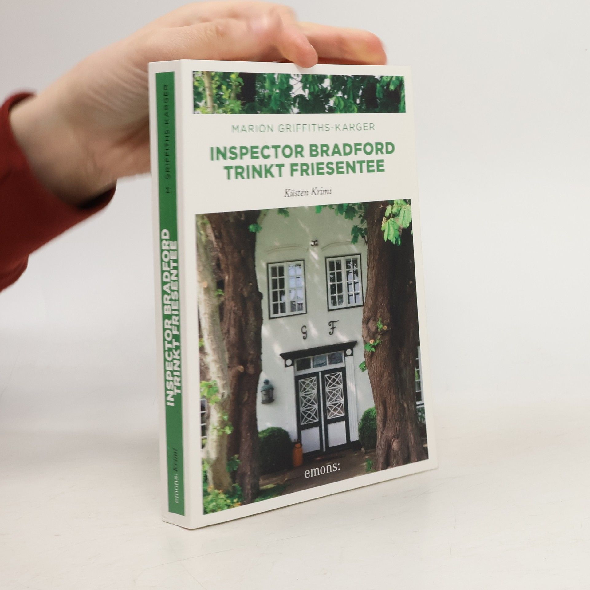 Marion Griffiths-Karger Inspector Bradford trinkt Friesentee