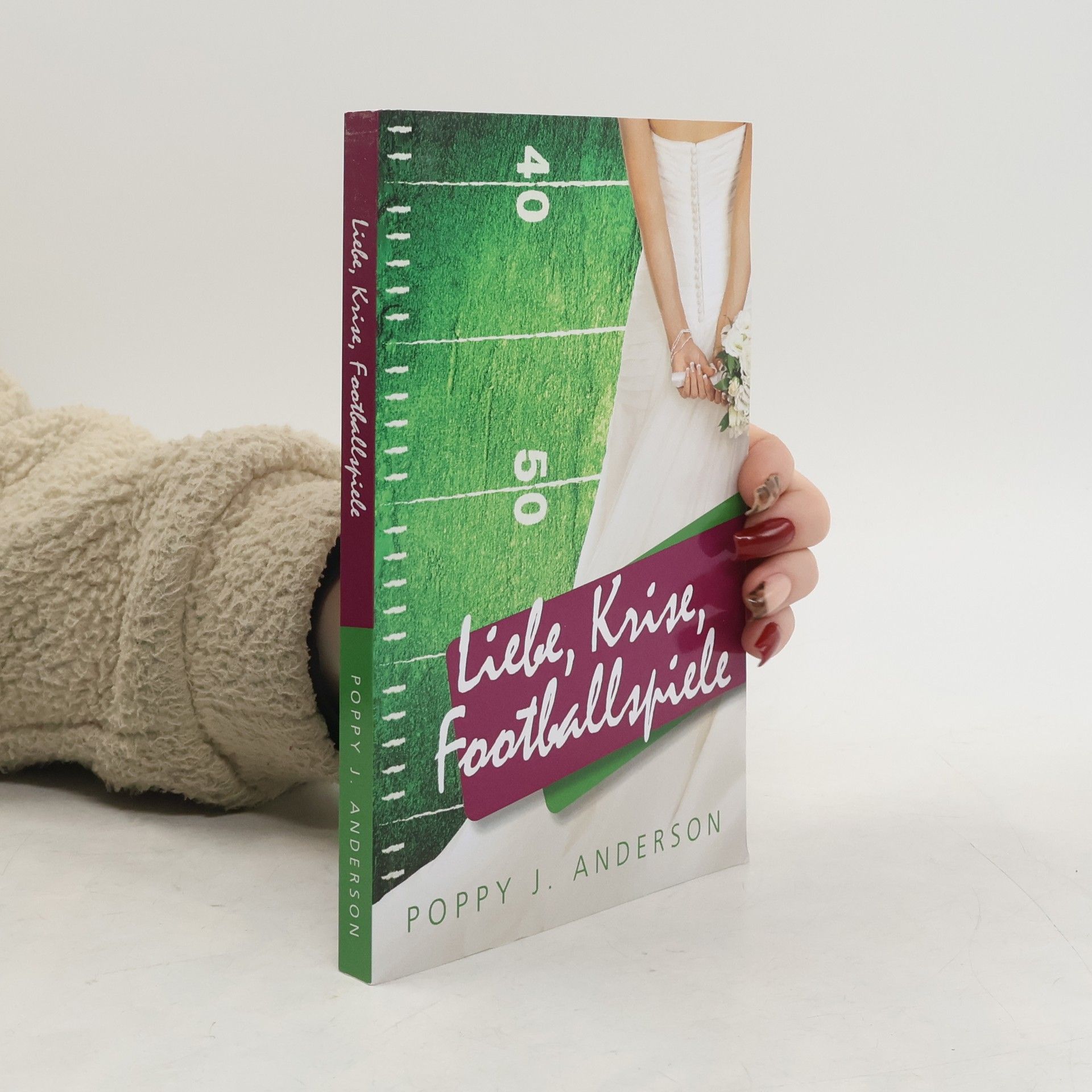 Poppy J. Anderson Liebe, Krise, Footballspiele