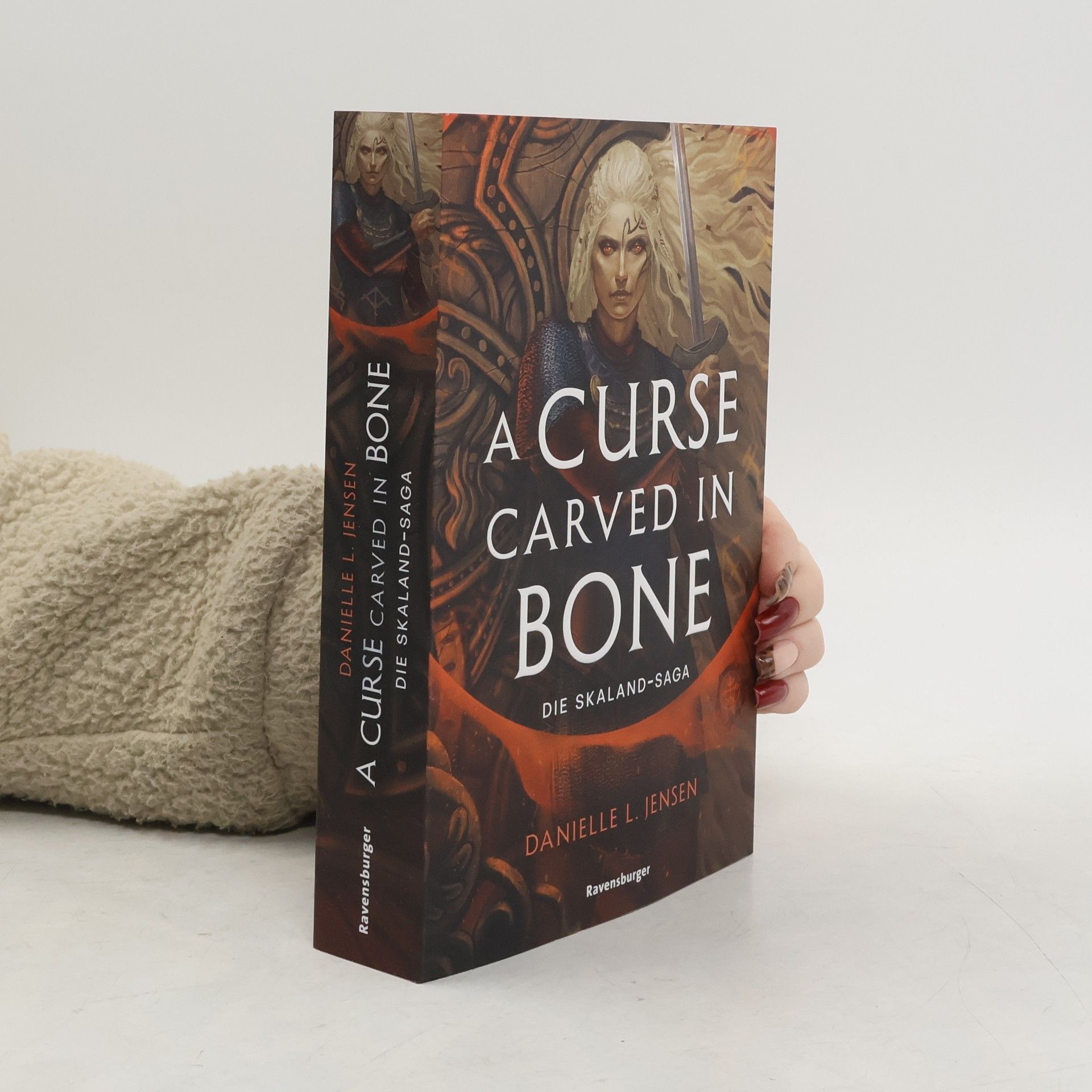 Die Skaland-Saga - 2: A Curse Carved in Bone - Limitierte Auflage mit Farbschnitt
