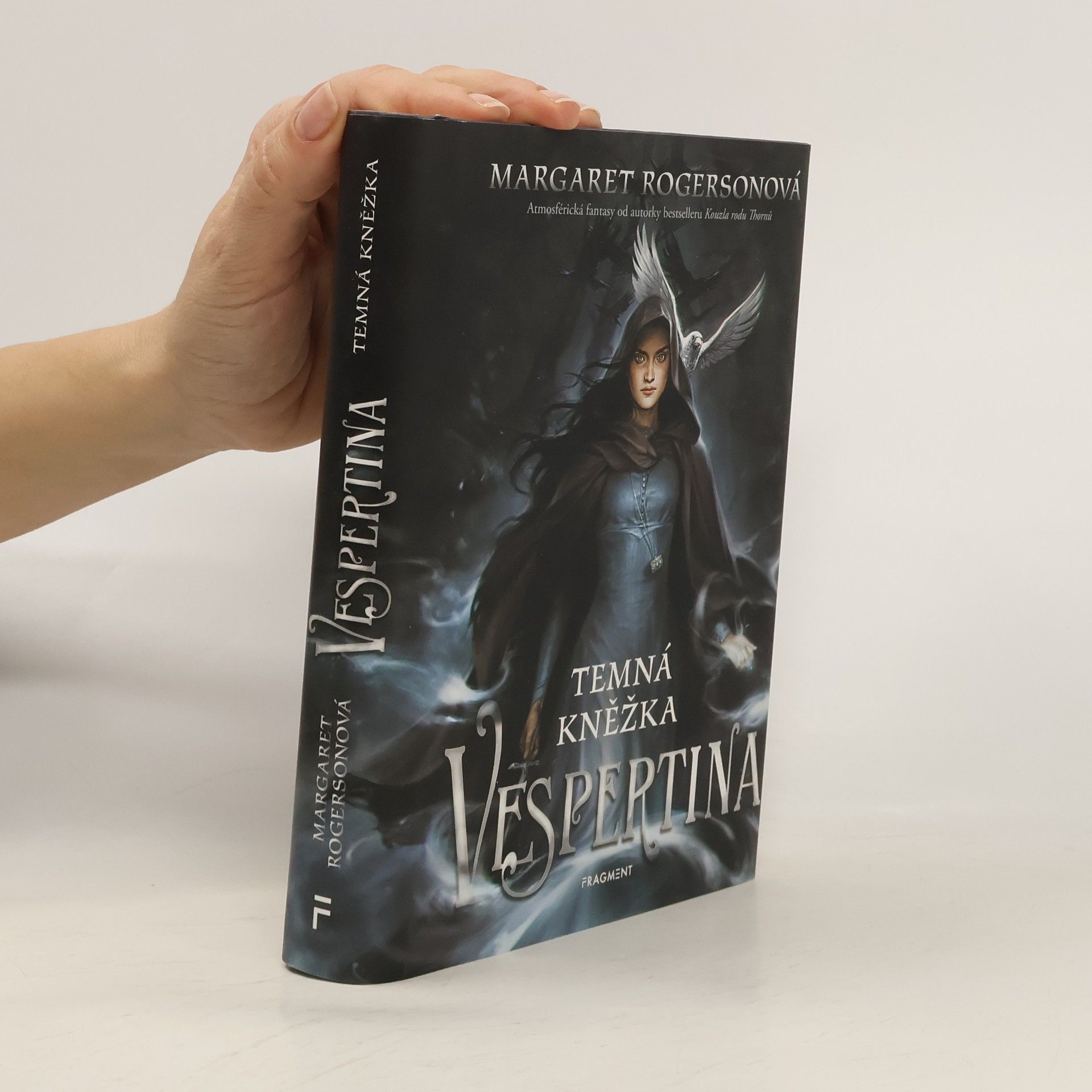 Margaret Rogerson Vespertina. Temná kněžka