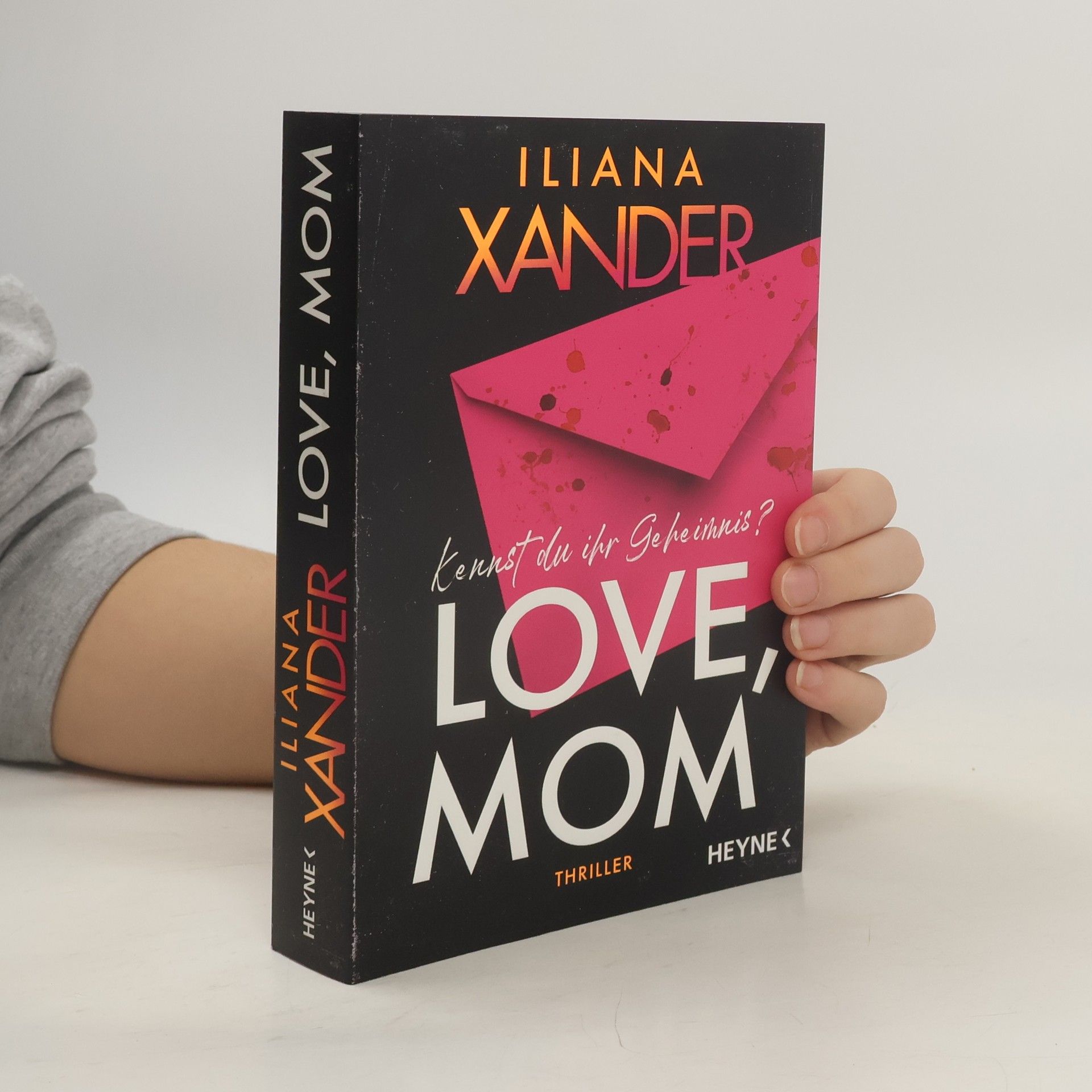 Iliana Xander Love, Mom