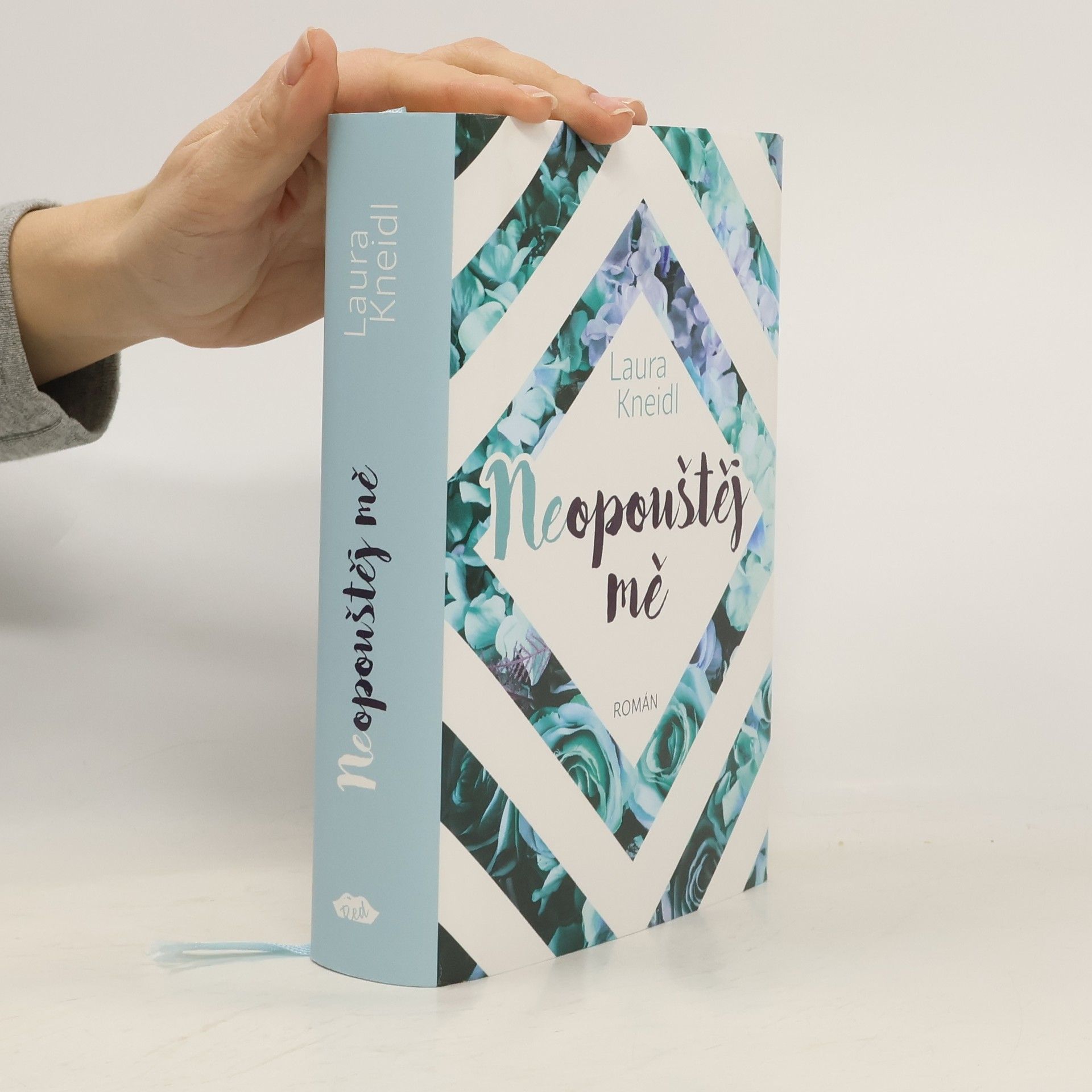 Laura Kneidl Neopouštěj mě
