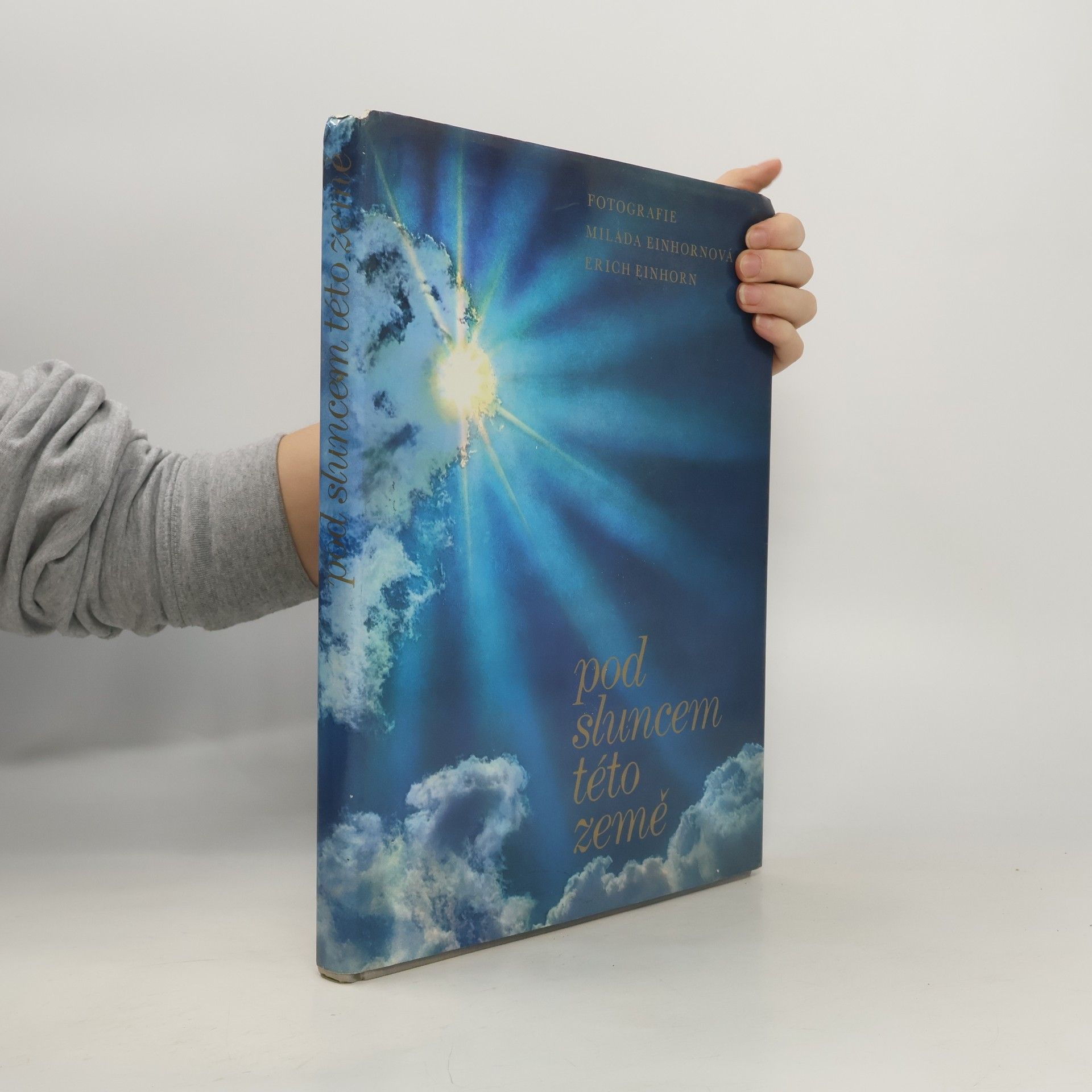 Autores varios Pod sluncem této země