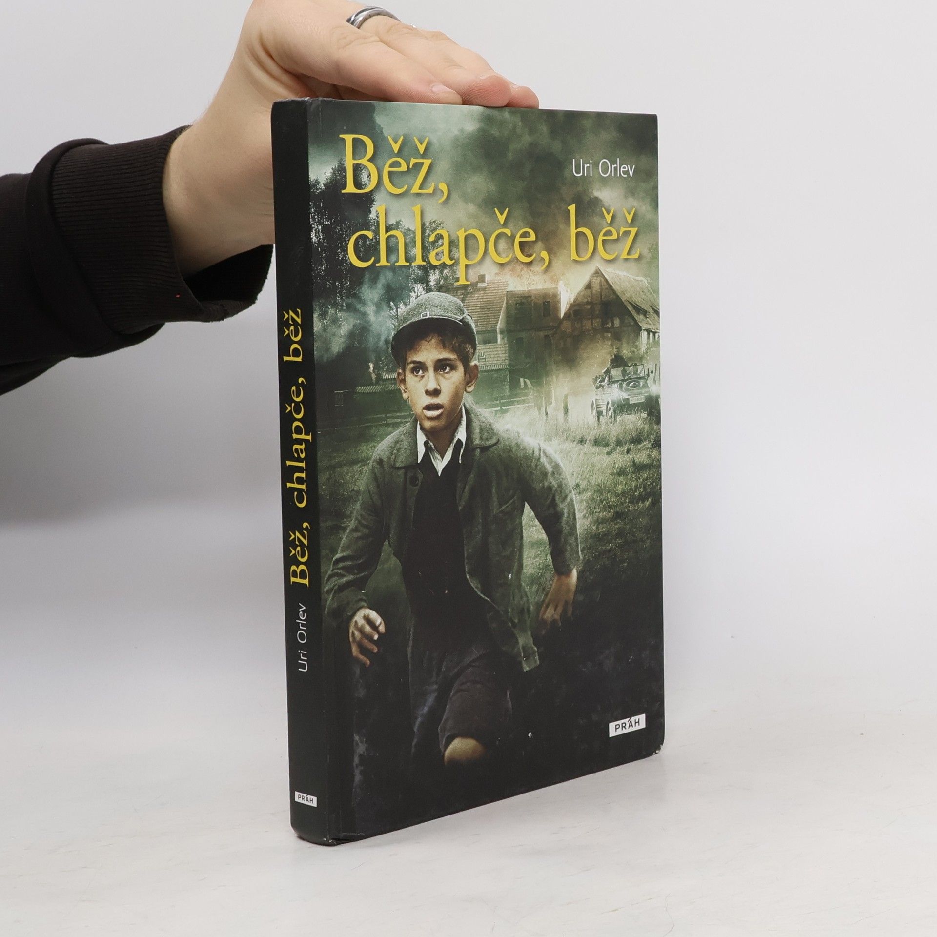 Uri Orlev Běž, chlapče, běž