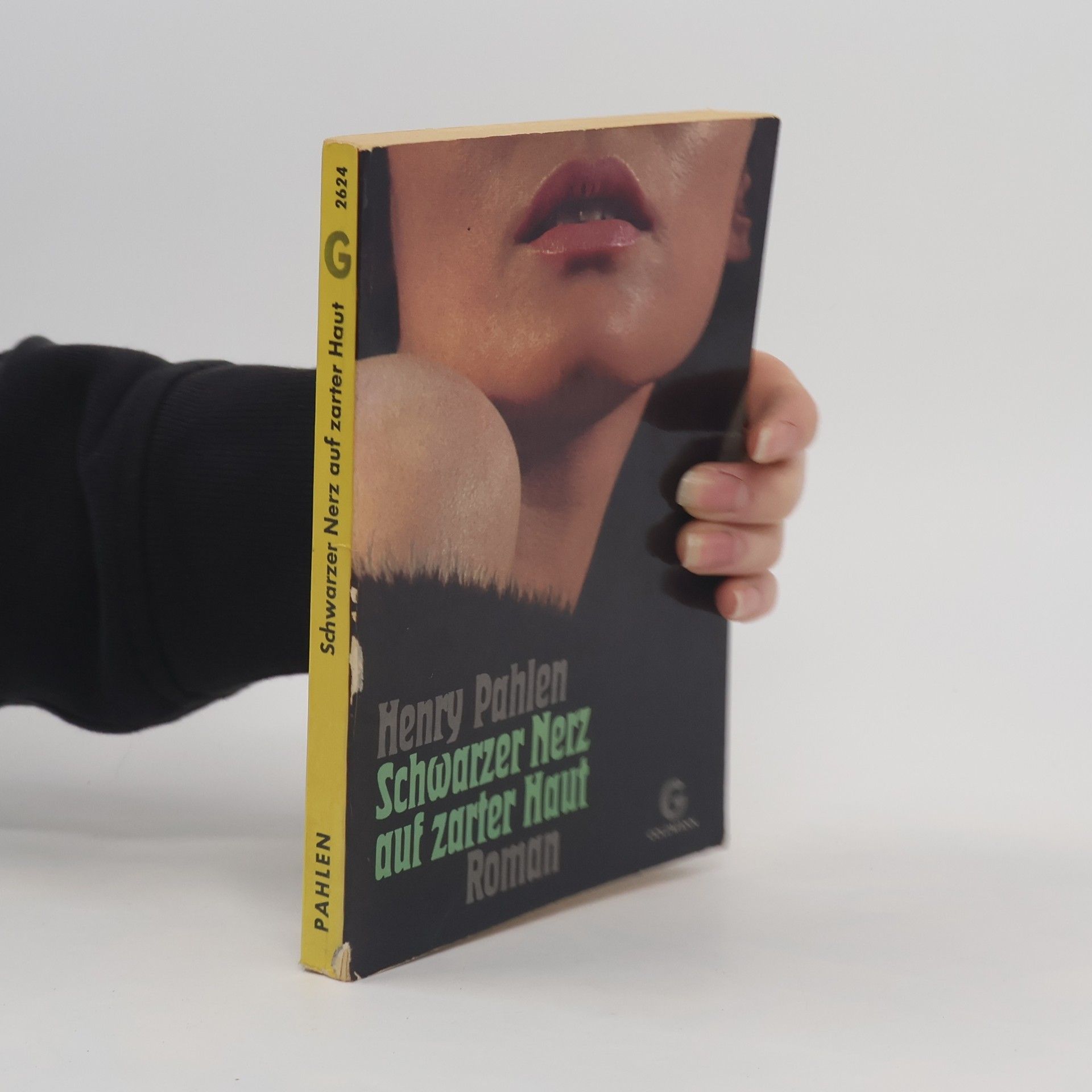 Schwarzer Nerz auf zarter Naut