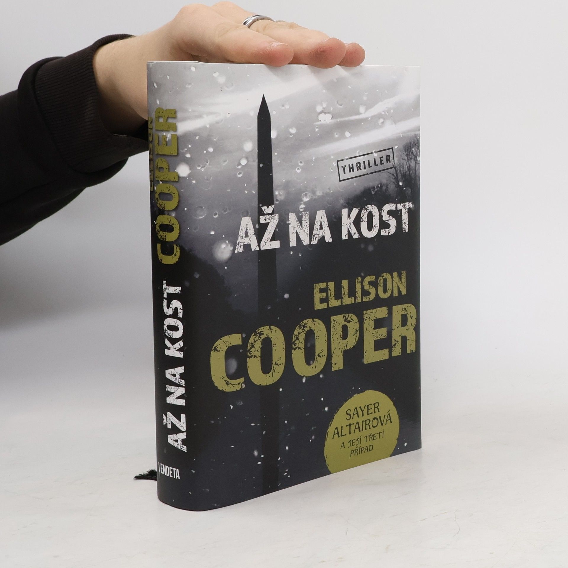 Ellison Cooper Až na kost