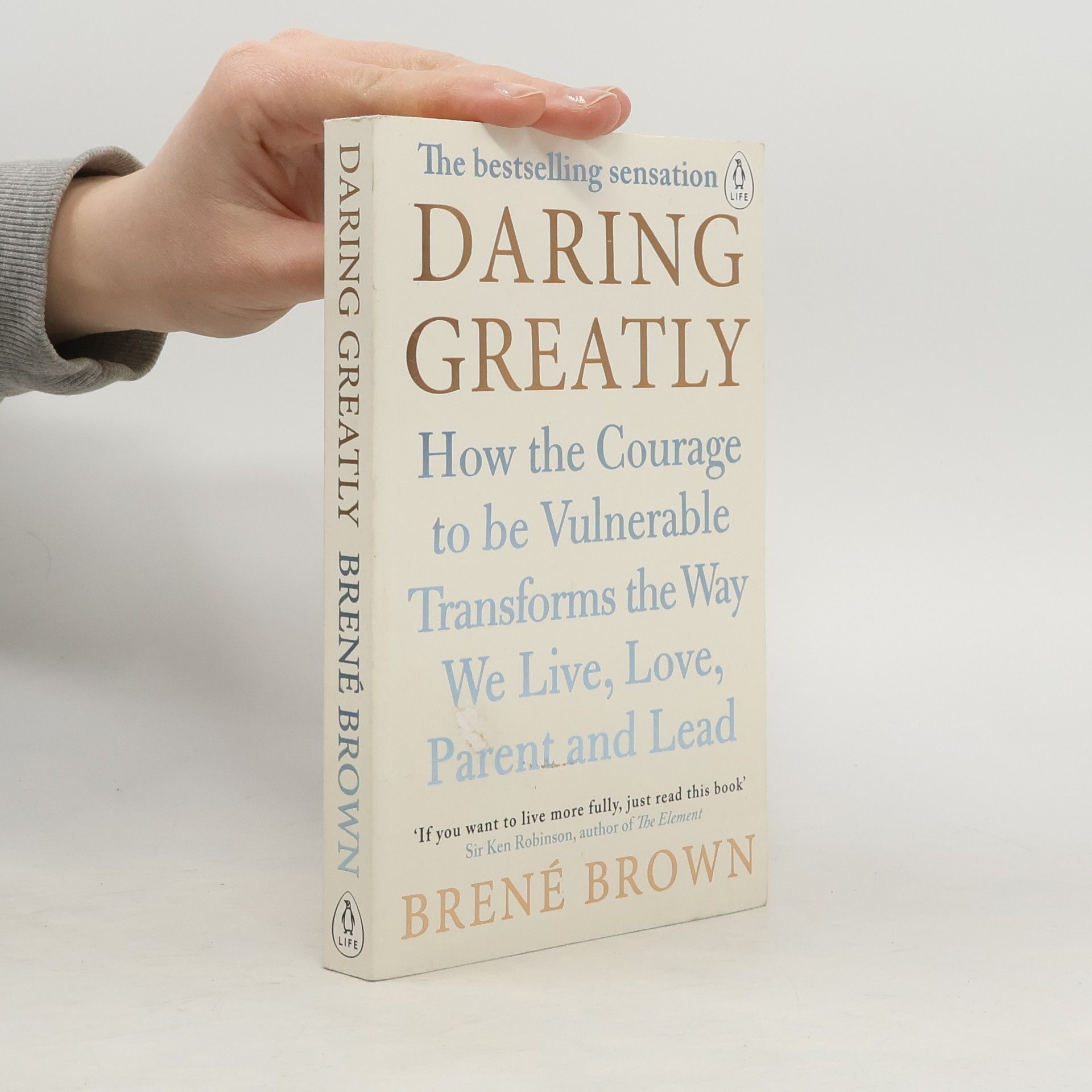 Brené Brown Daring greatly : how the courage to be vulnerable transforms the way we live, love, parent and lead
