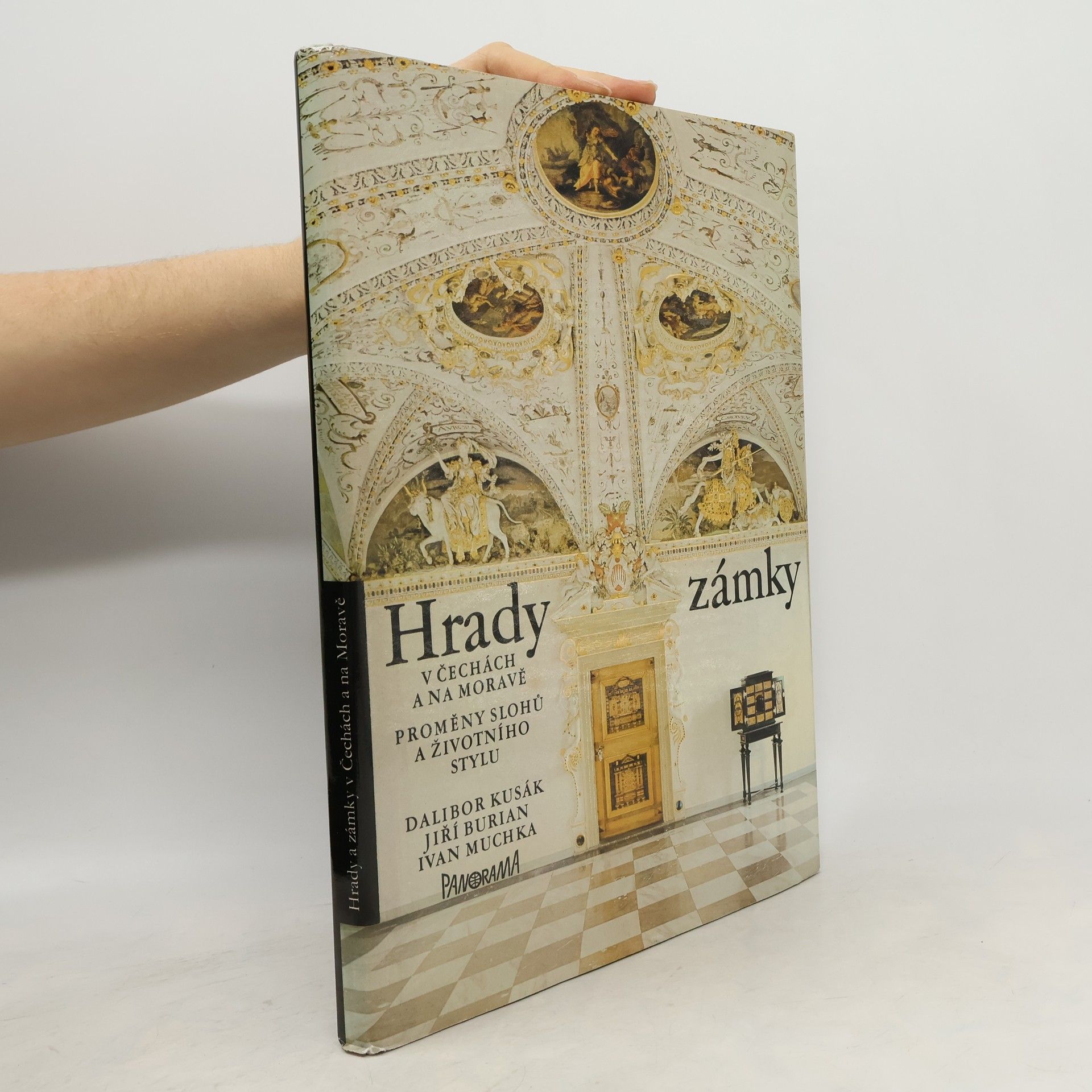 Dalibor Kusák Hrady a zámky v Čechách a na Moravě. Proměny slohů a životního stylu