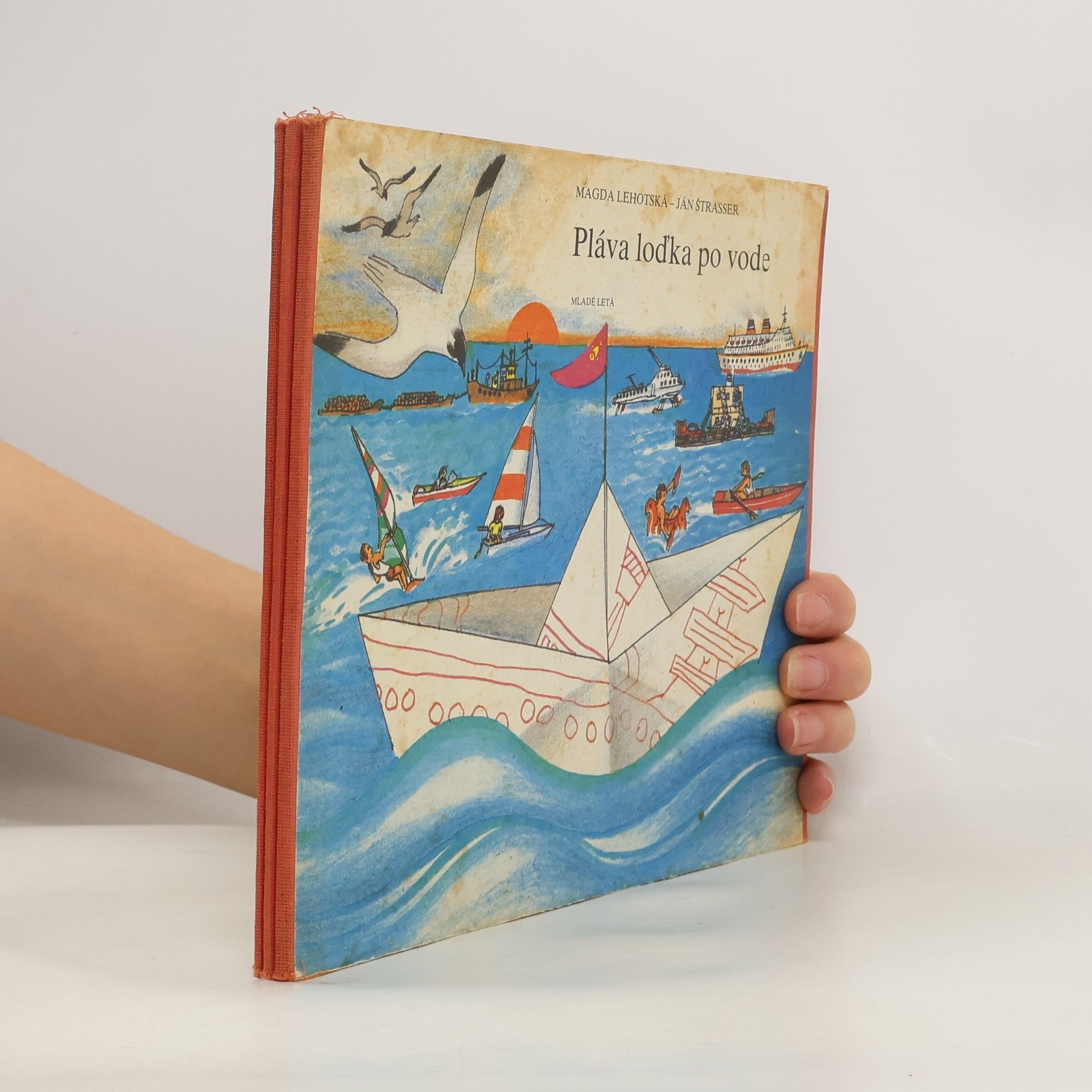 Pláva loďka po vode