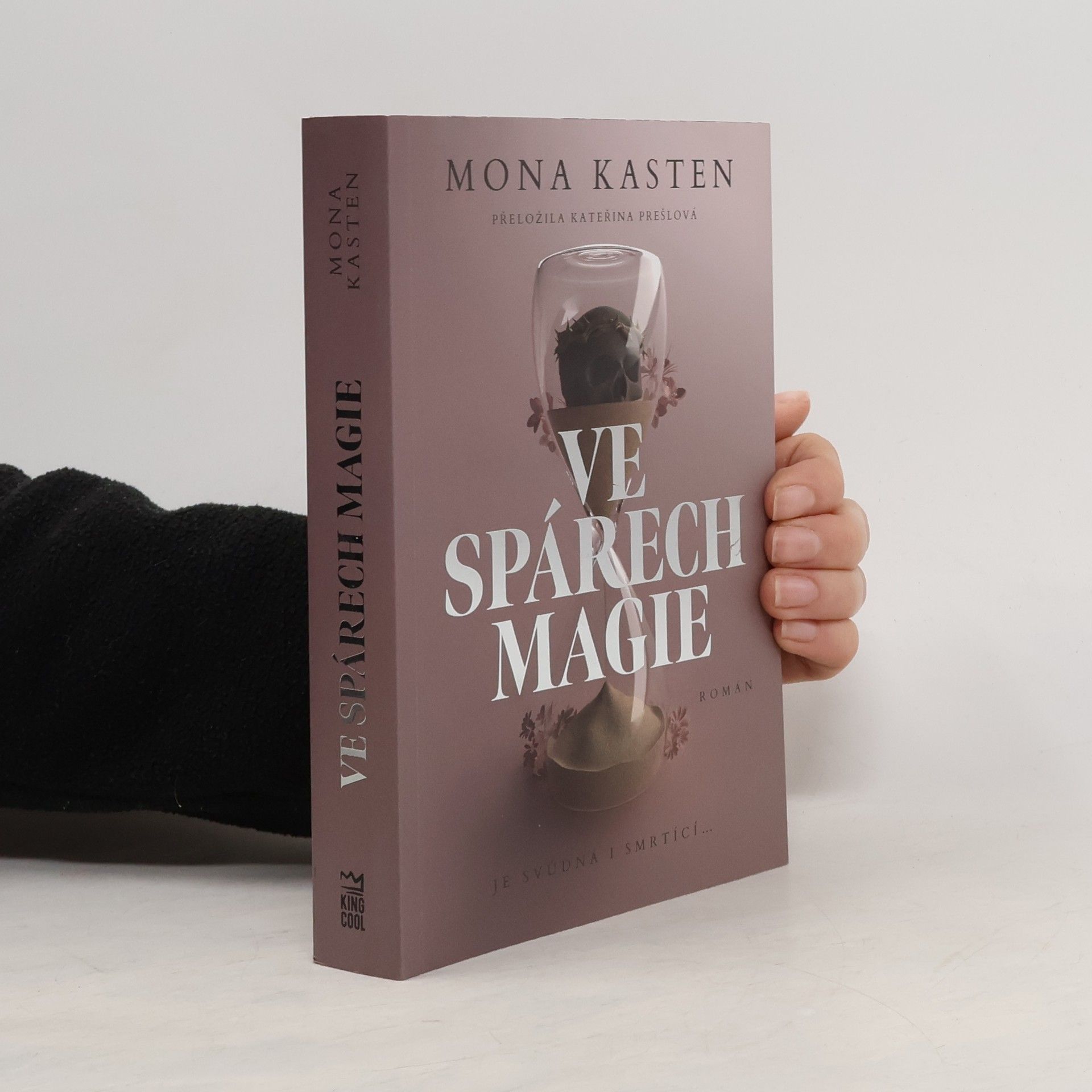 Mona Kasten Ve spárech magie