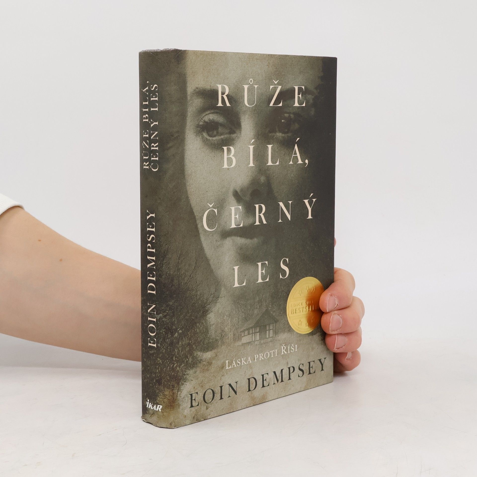 Eoin Dempsey Růže bílá, černý les