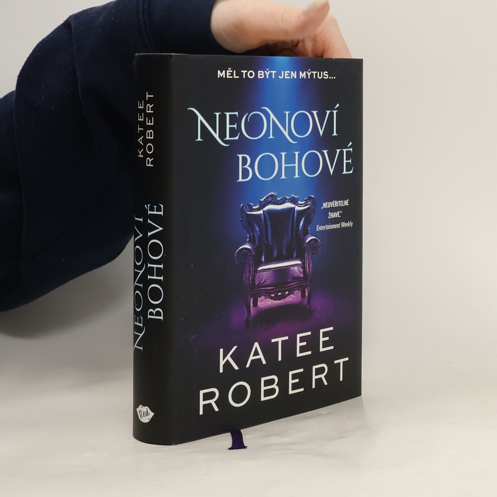 Katee Robert Neonoví bohové