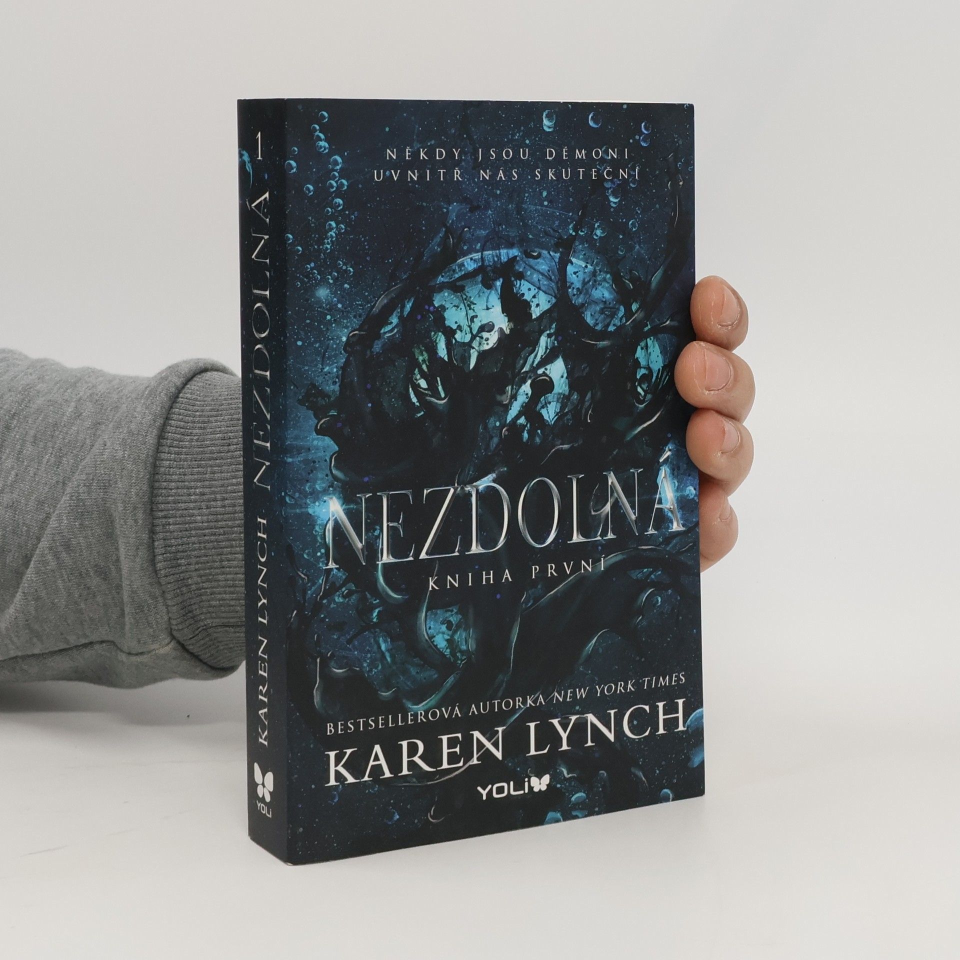Karen Karen A. Lynch Nezdolná. Kniha první