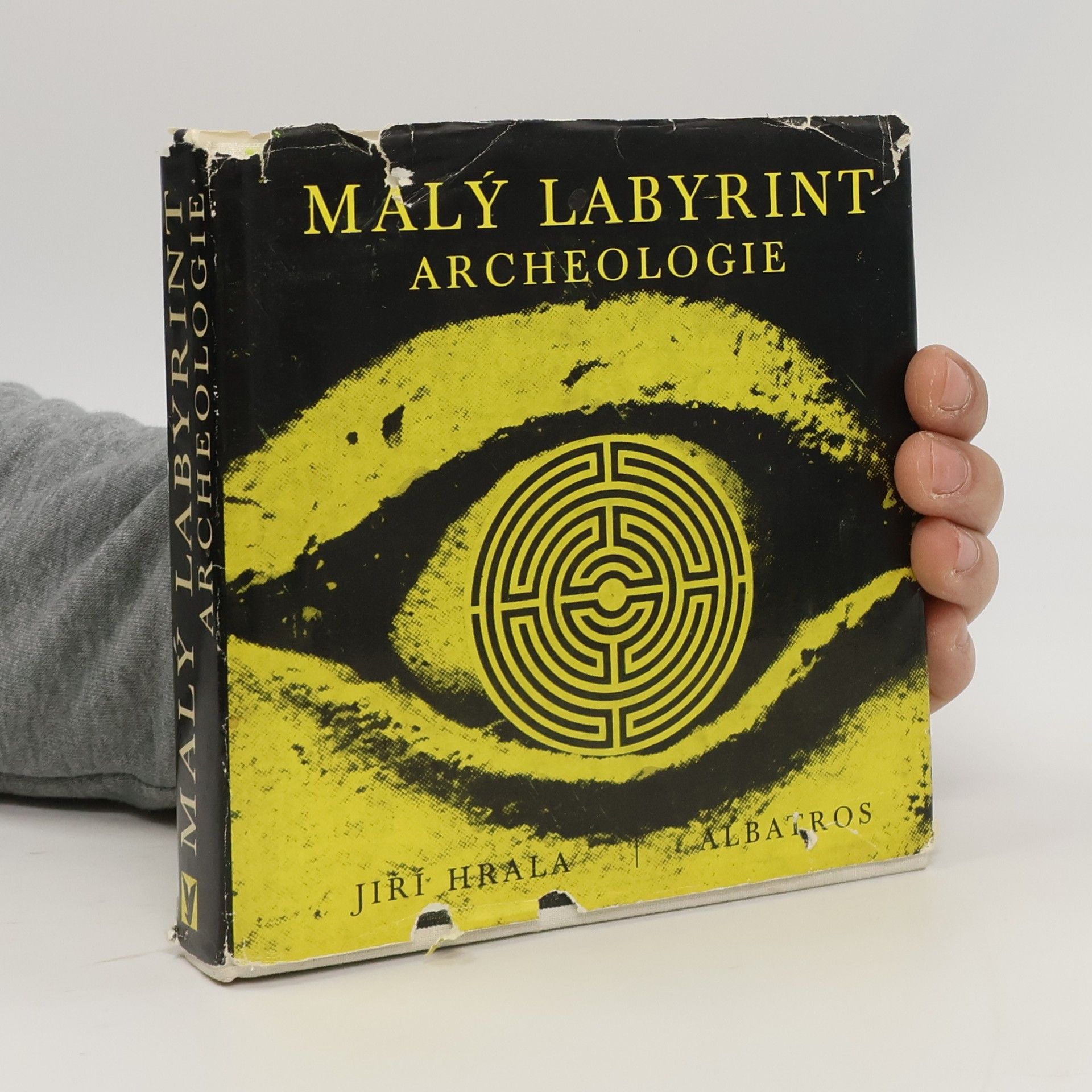 Jiří Hrala Malý labyrint archeologie