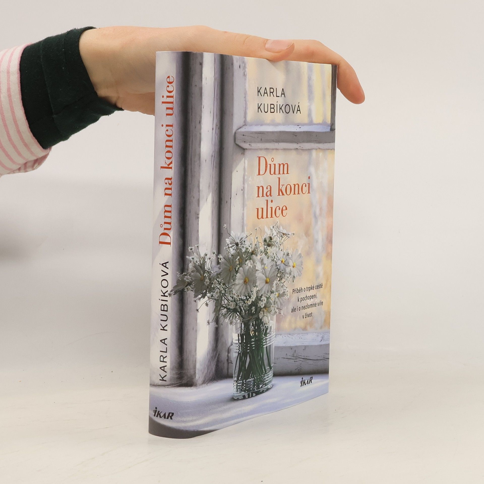 Karla Kubíková Dům na konci ulice. Příběh o trpké cestě k pochopení, ale i o nezlomné víře v život