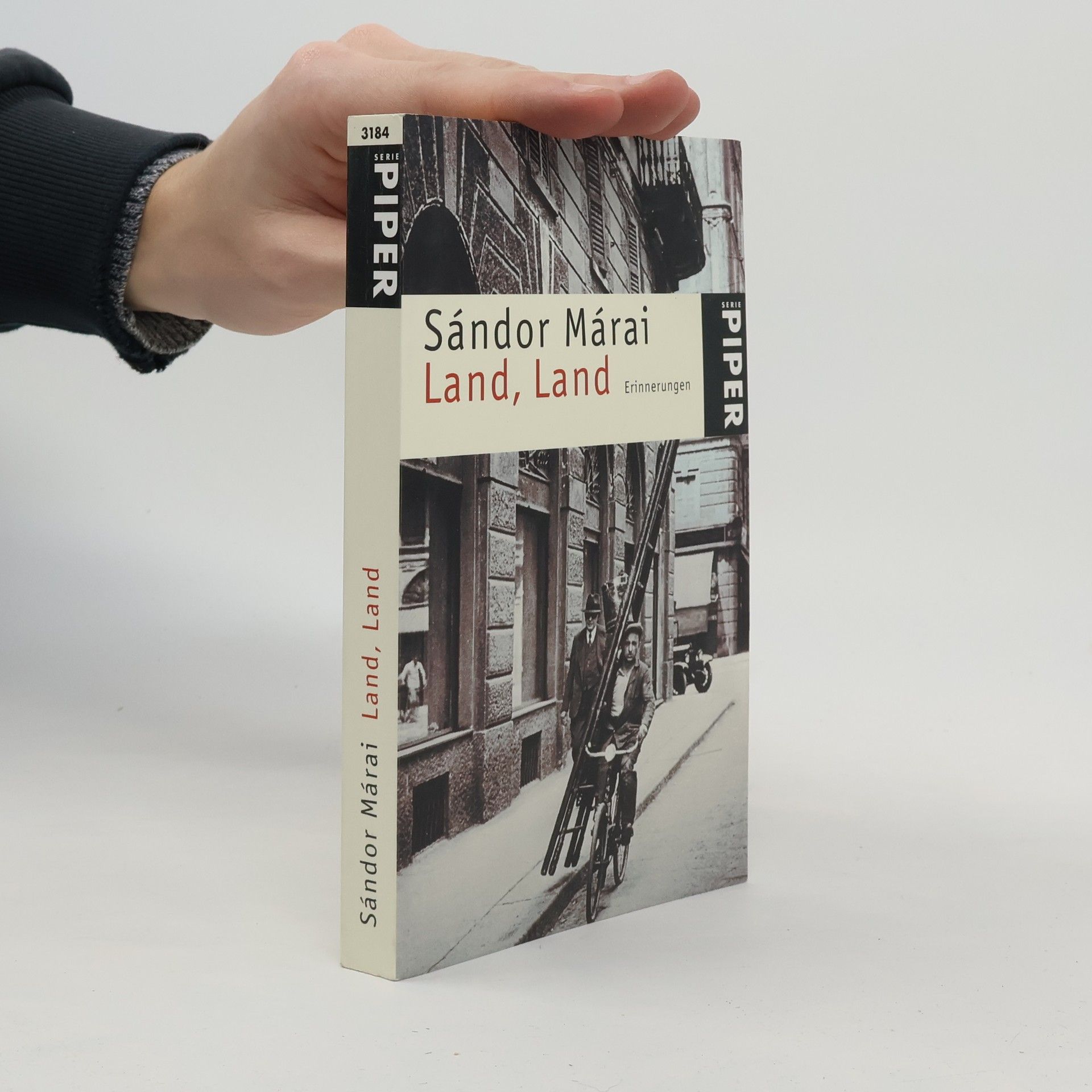 Sándor Márai Land, Land