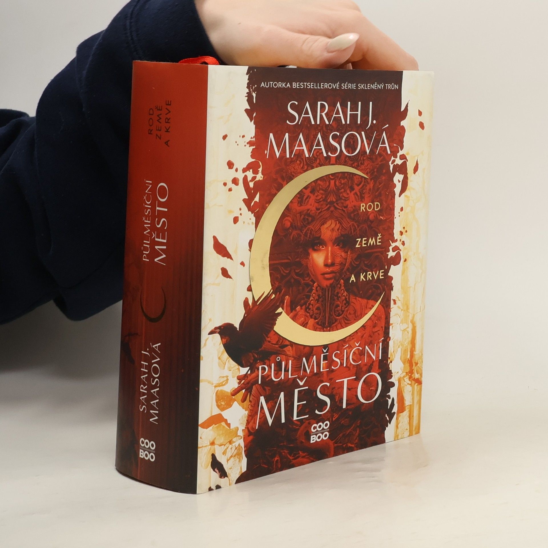 Sarah J. Maas Půlměsíční město. Rod země a krve