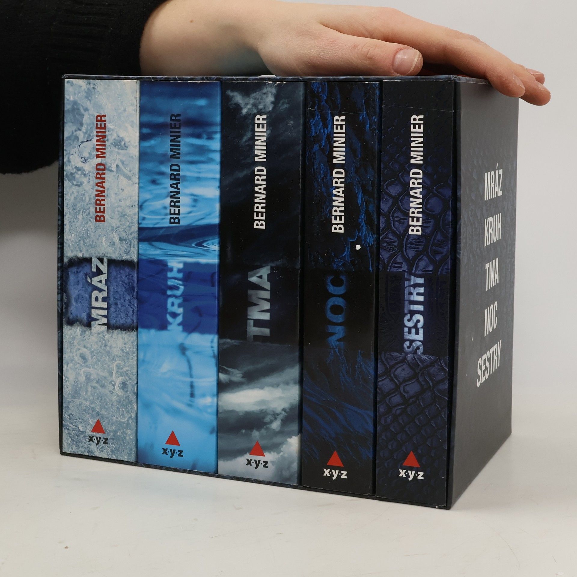 Bernard Minier 5x Bernard Minier (box): Mráz / Kruh / Tma / Noc / Sestry