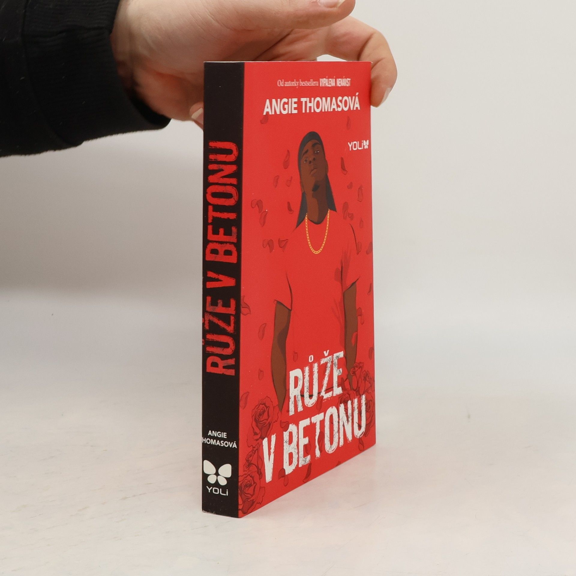 Angie Thomas Růže v betonu