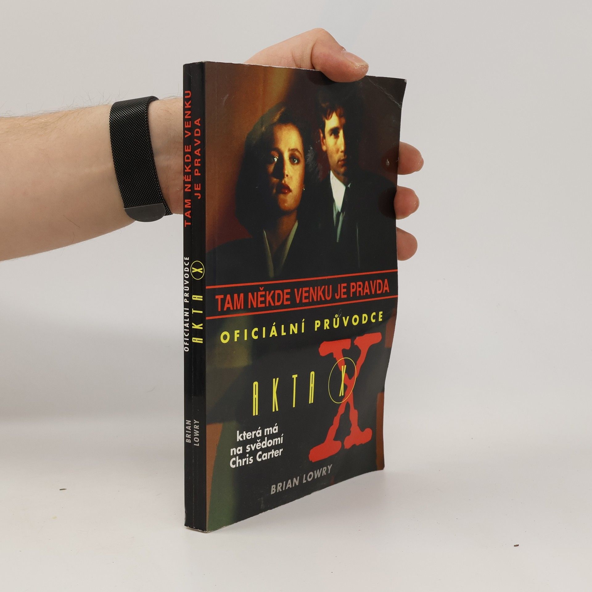 Brian Lowry Tam někde venku je pravda. Oficiální průvodce Akty X, která má na svědomí Chris Carter
