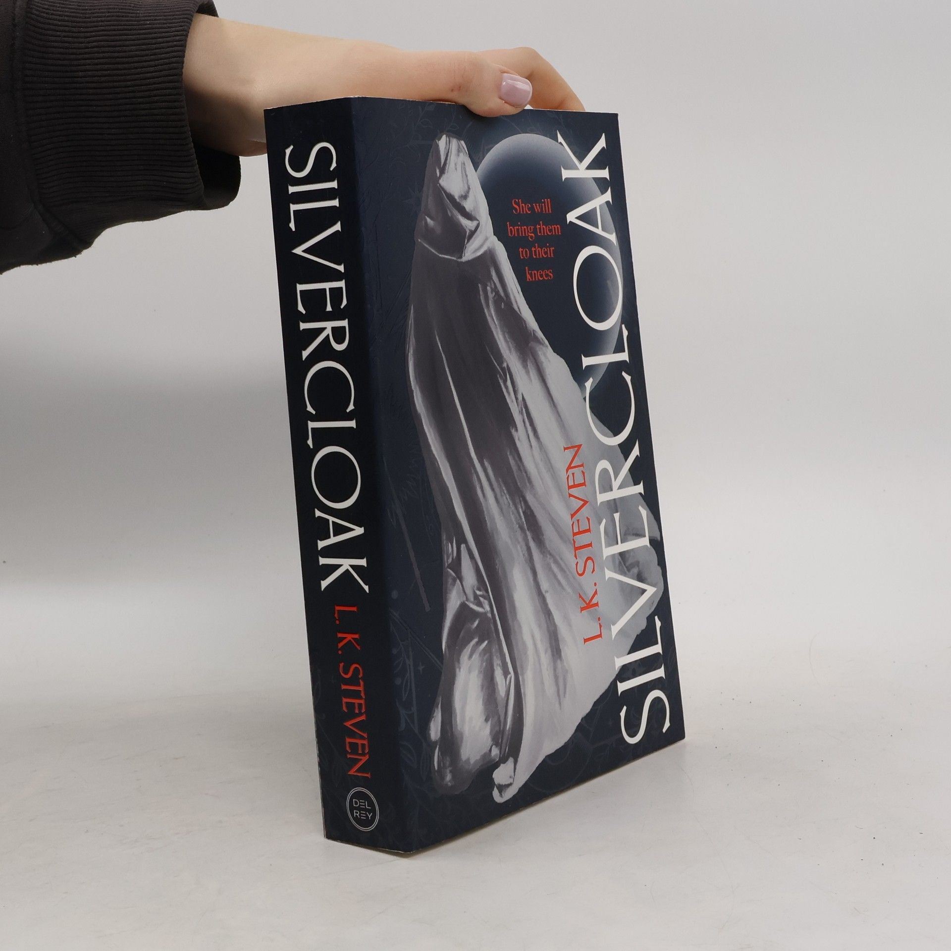 Laura Steven Silvercloak