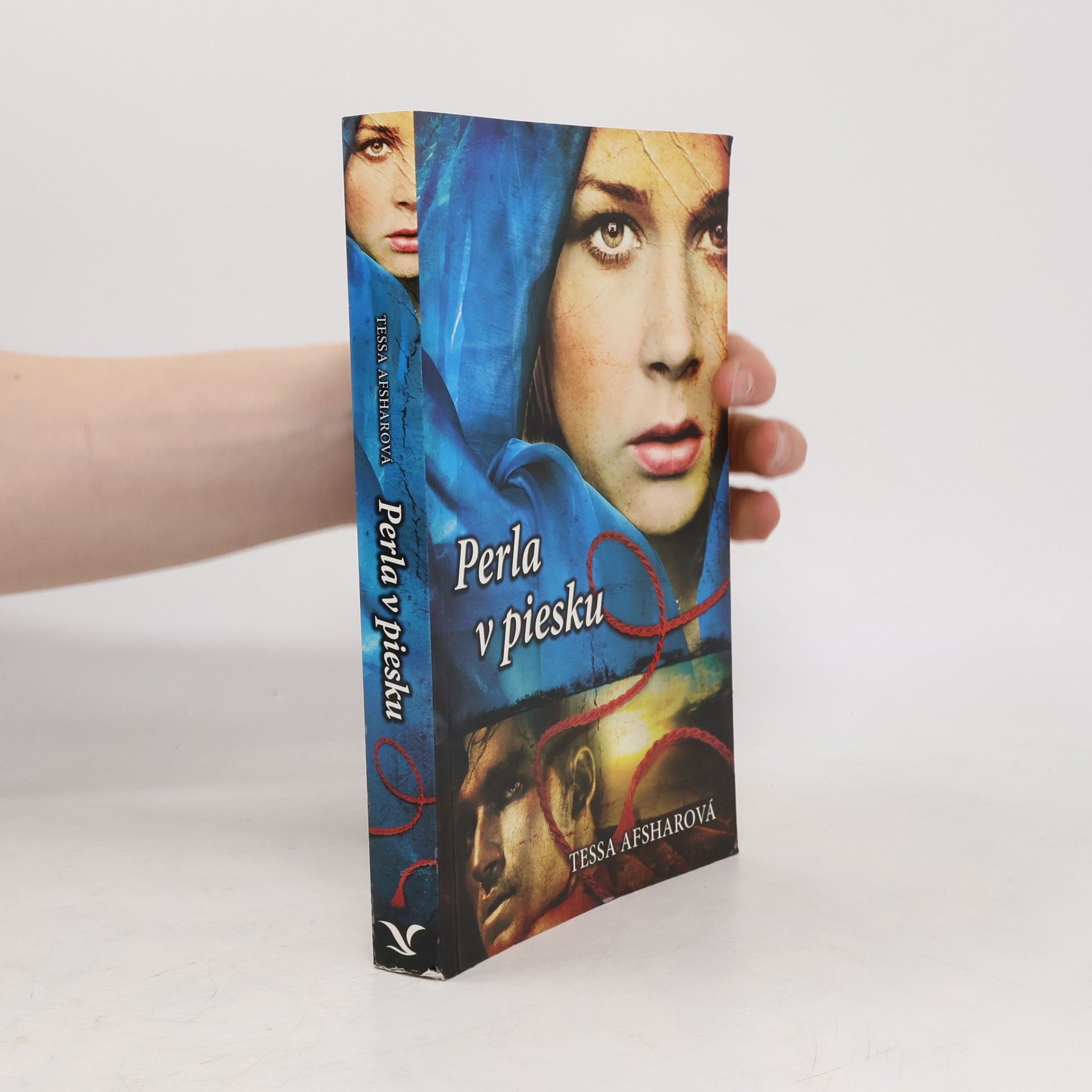 Tessa Afshar Perla v piesku