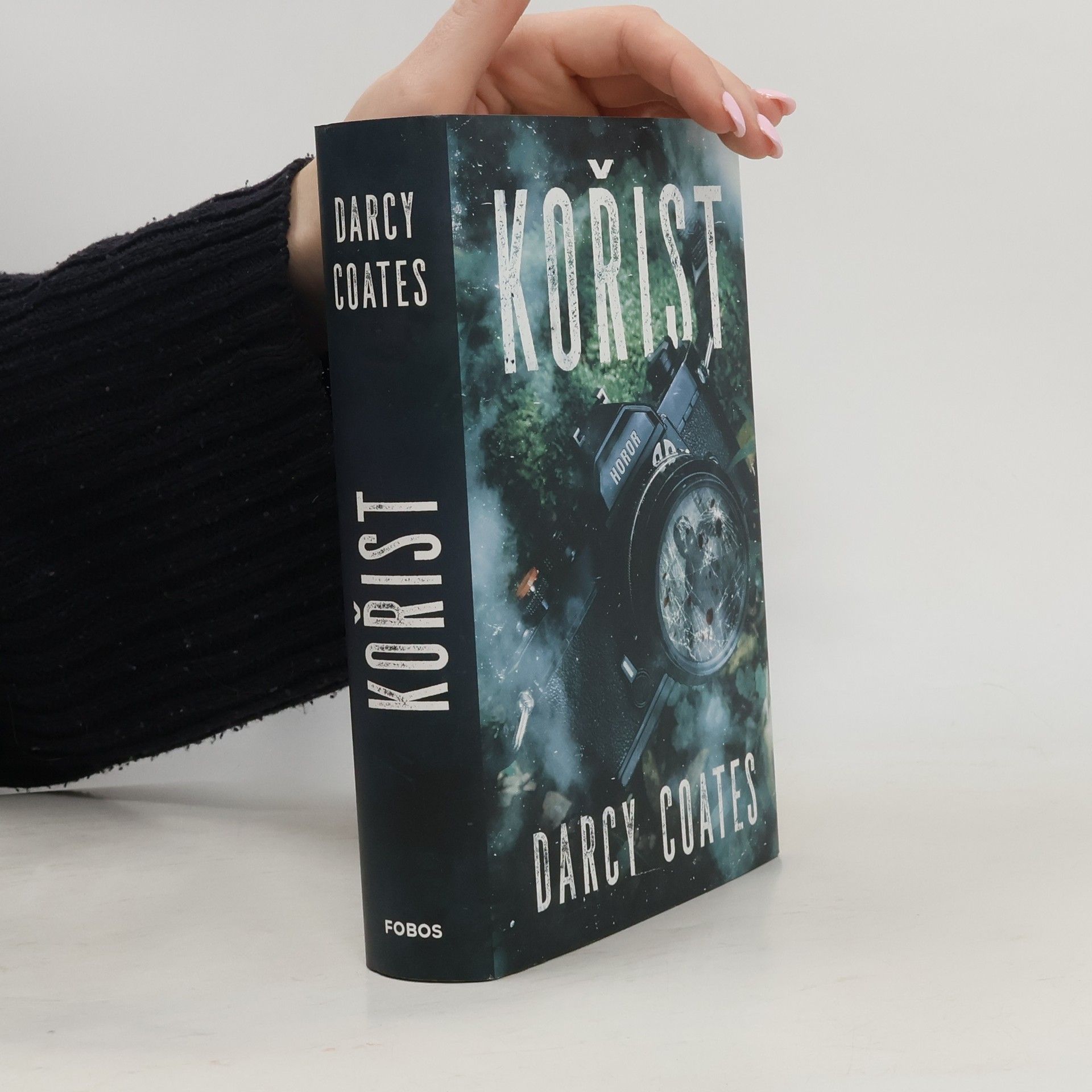 Darcy Coates Kořist