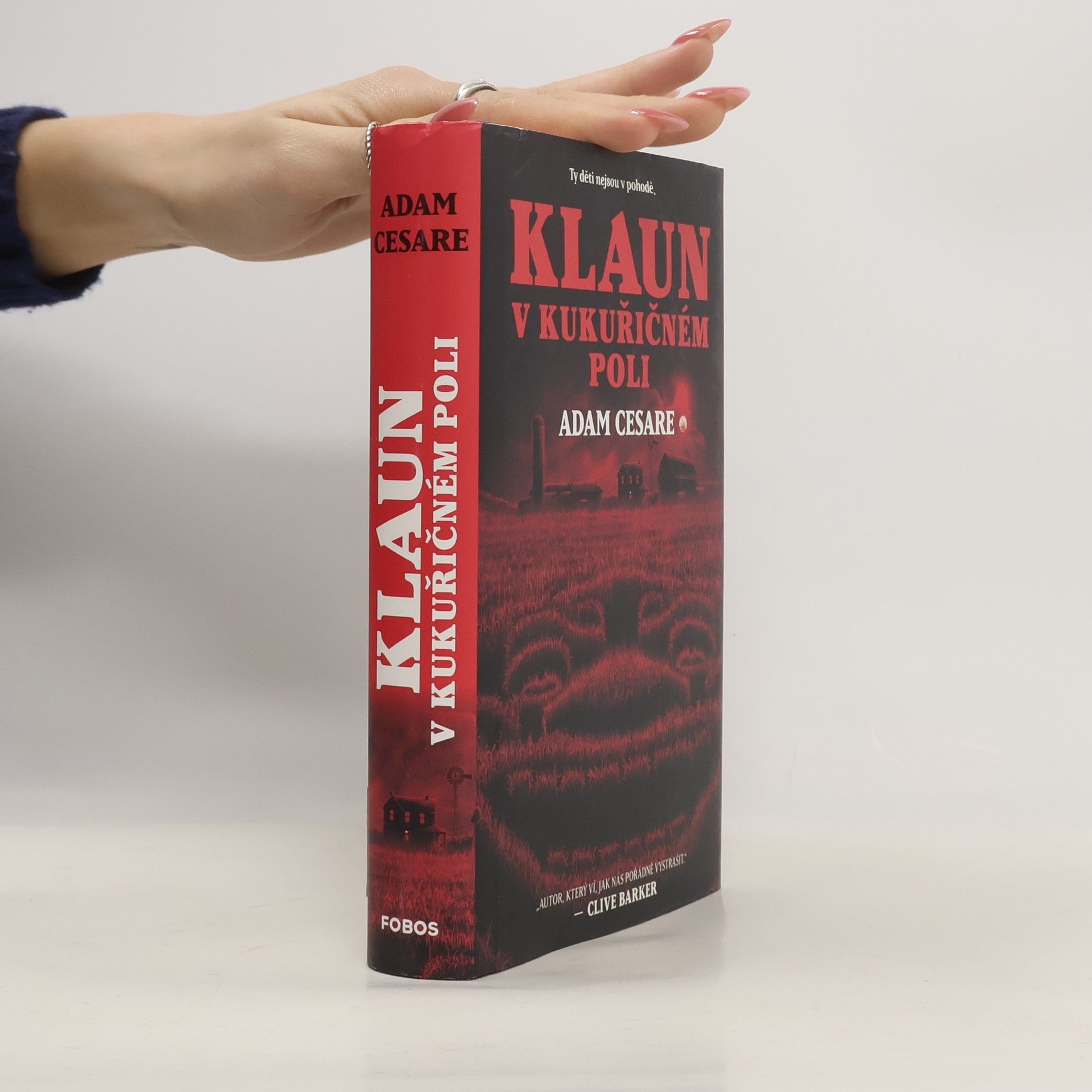 Adam Cesare Klaun v kukuřičném poli