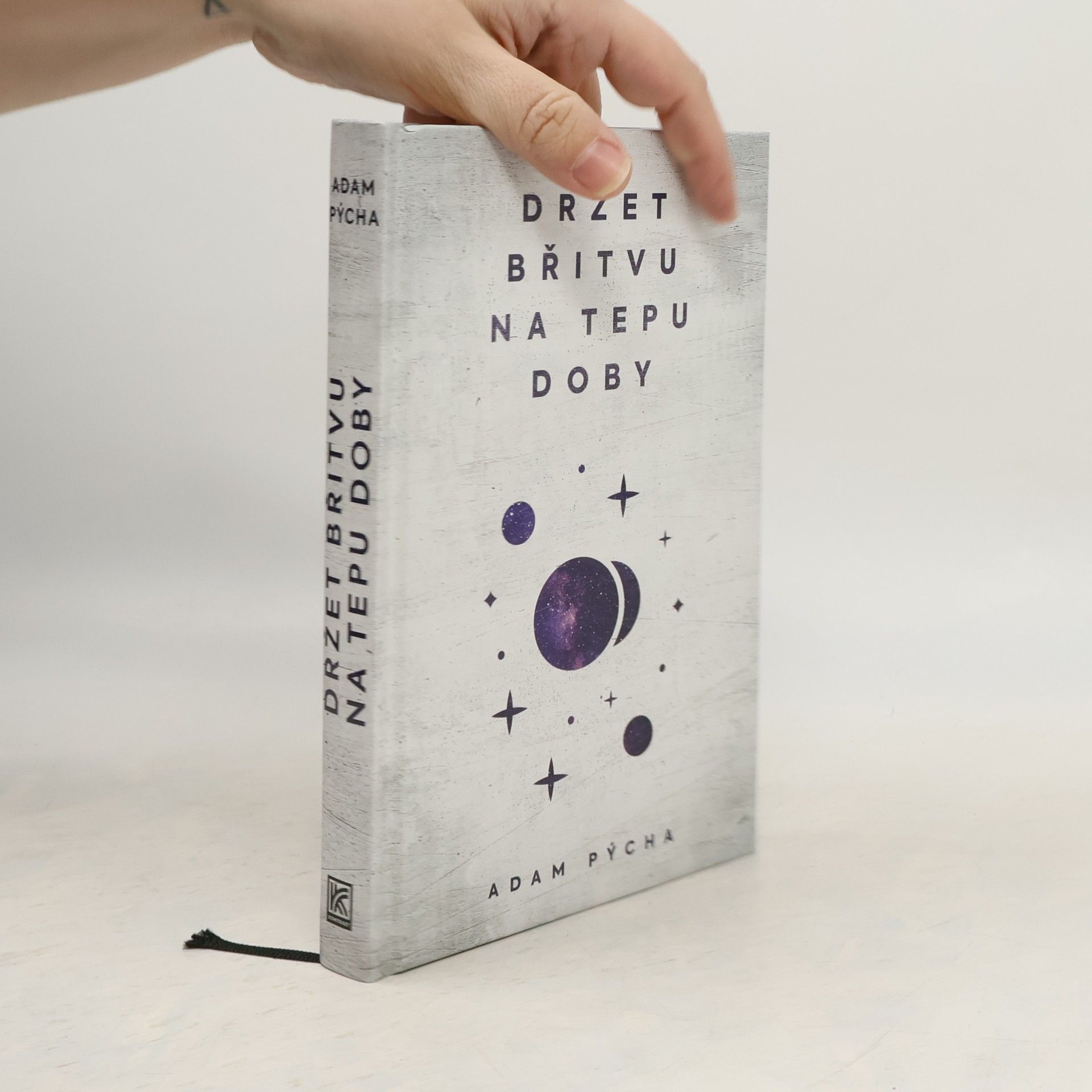 Adam Pýcha Držet břitvu na tepu doby