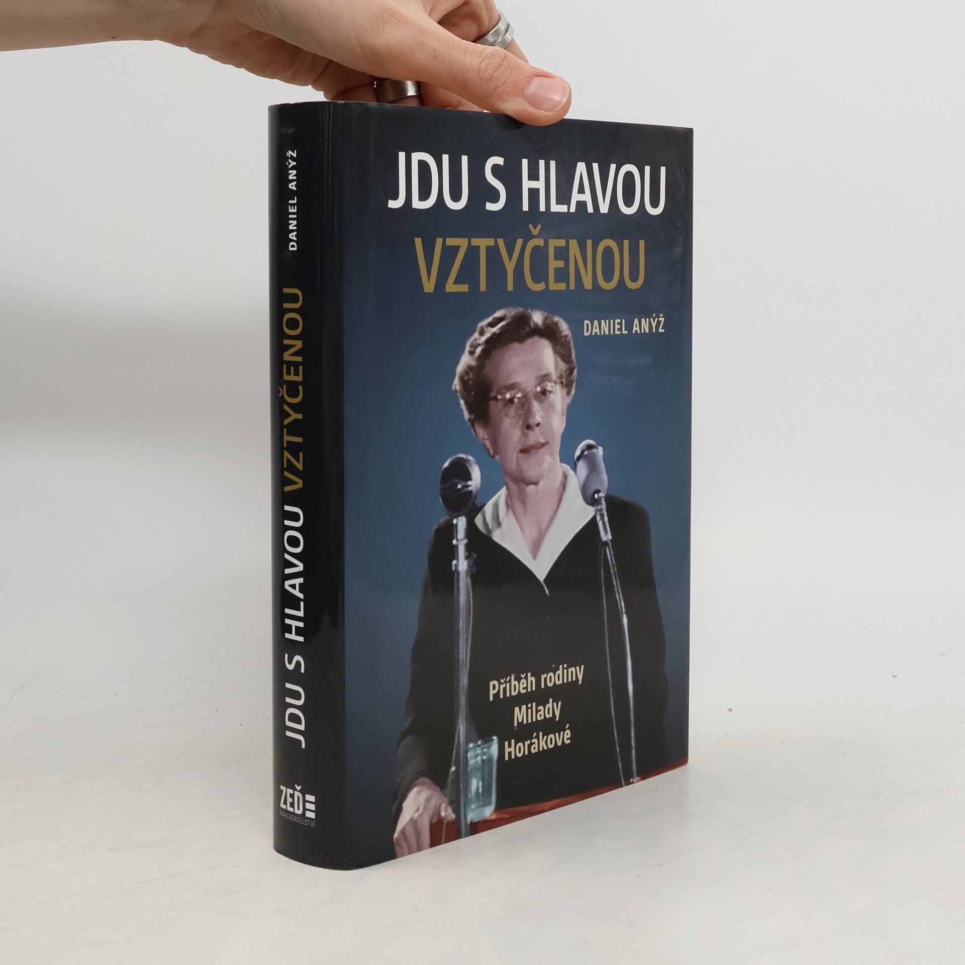 Daniel Anýž Jdu s hlavou vztyčenou. Příběh rodiny Milady Horákové