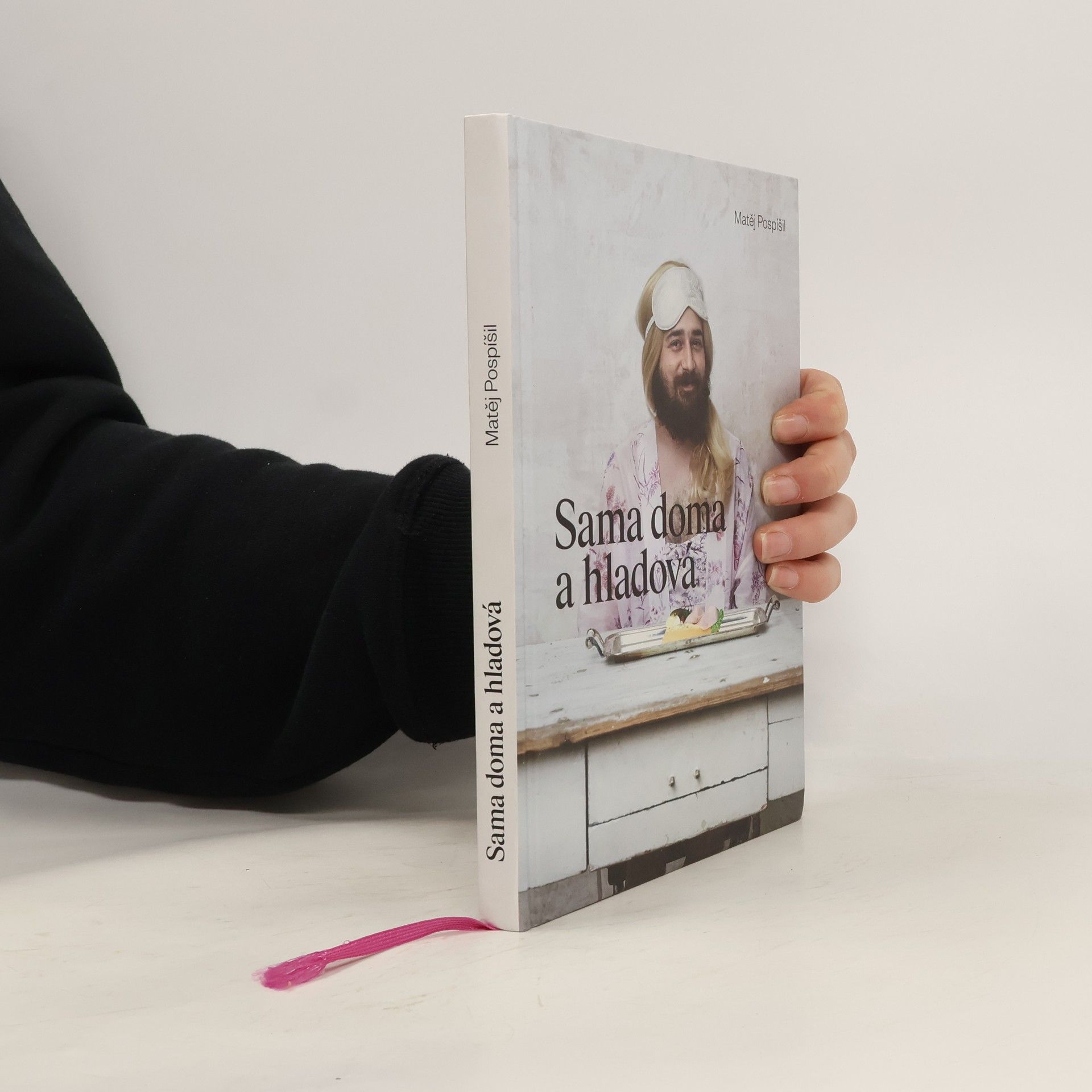 Sama doma a hladová