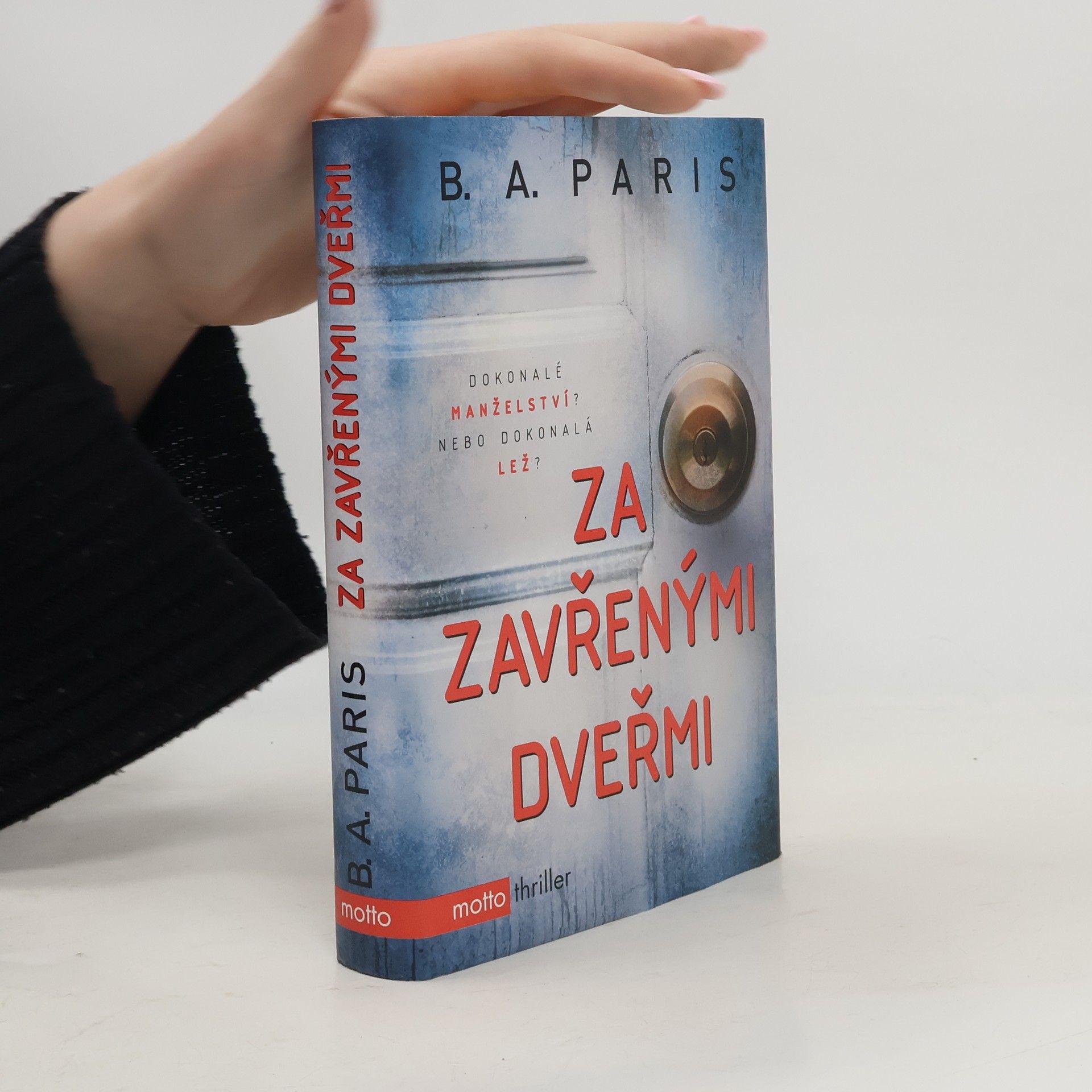 B.A. Paris Za zavřenými dveřmi